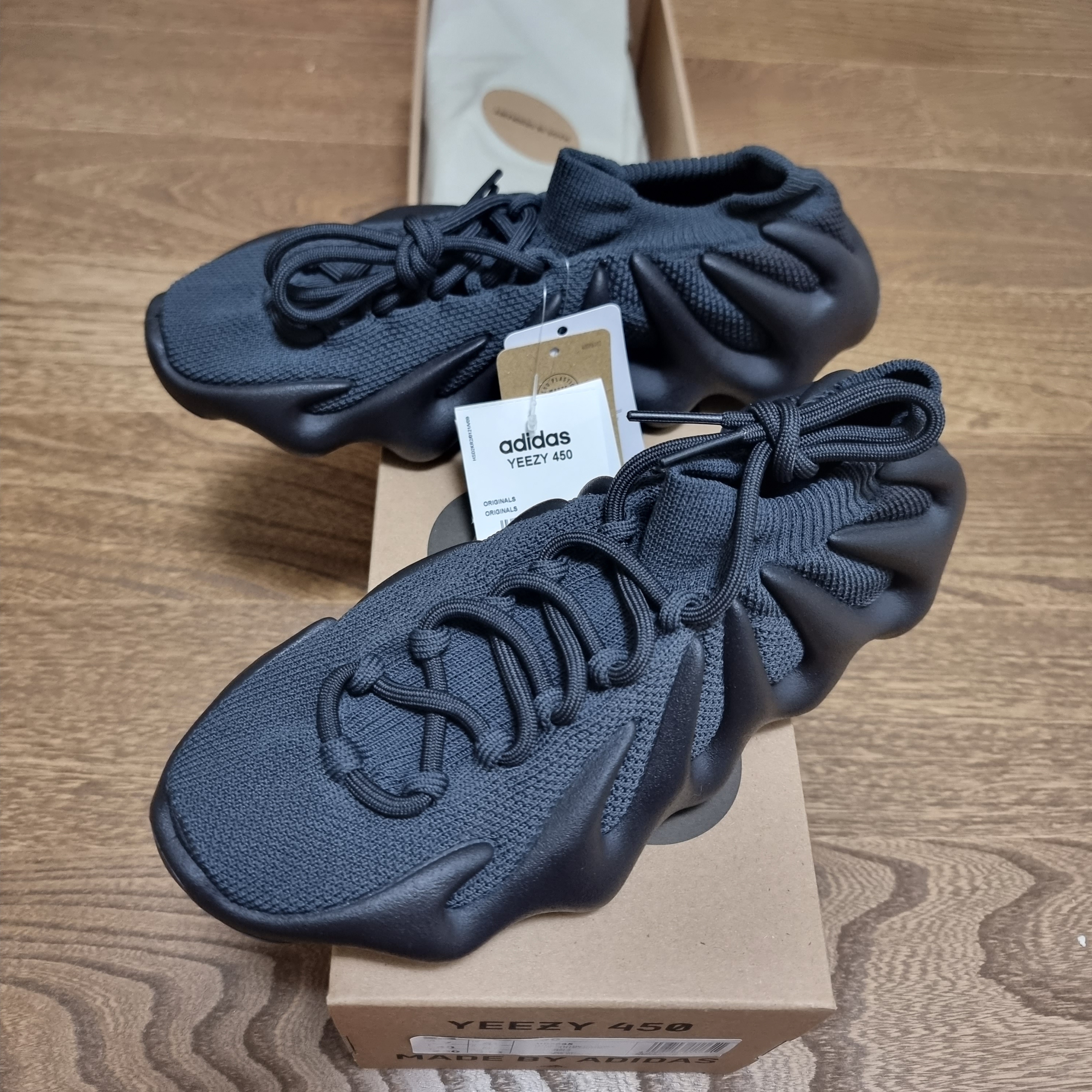 Adidas Yeezy 450 Utility Black 착용 스타일 - 2