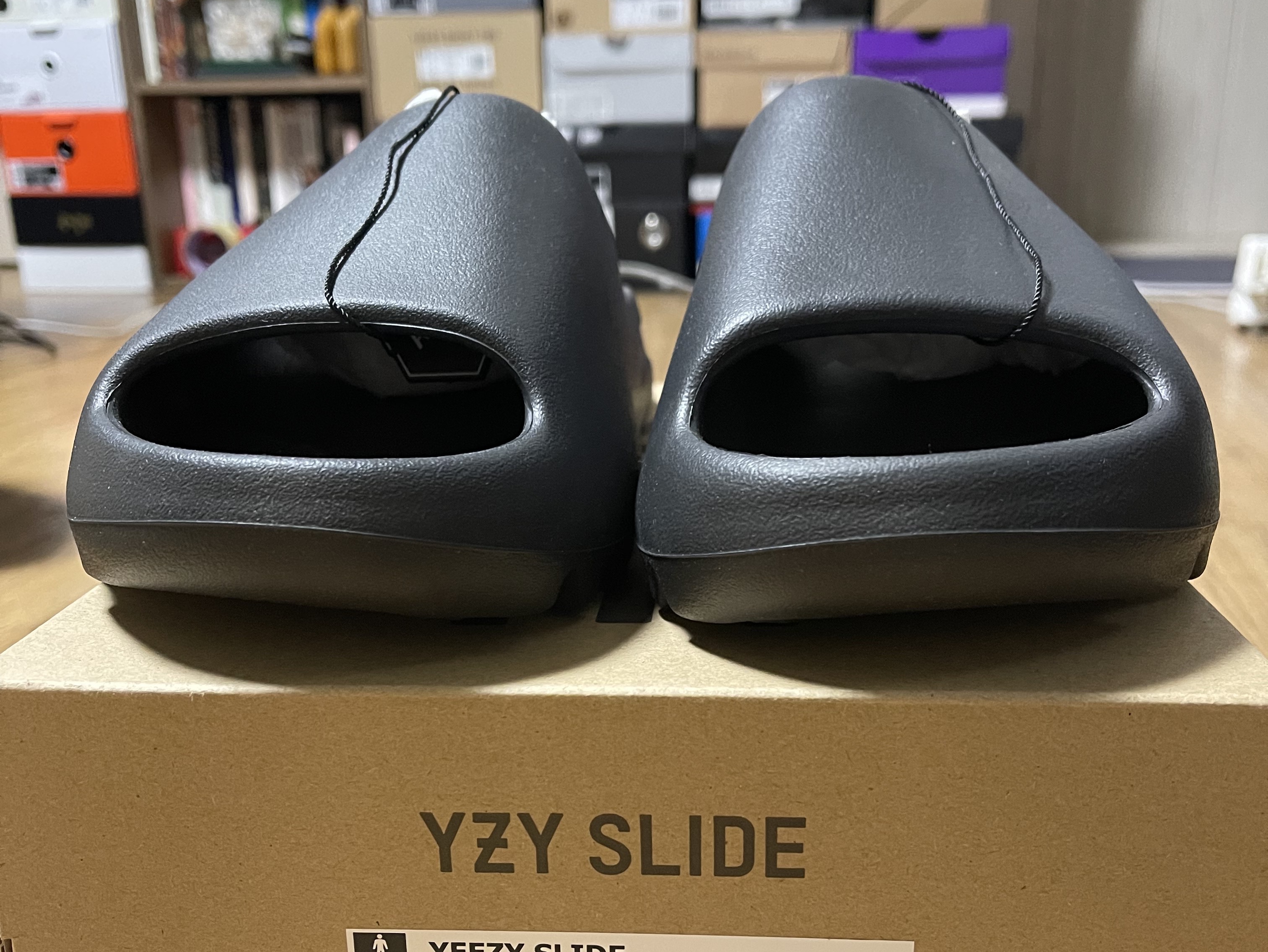 Adidas Yeezy Slide Onyx 착용 스타일 - 1