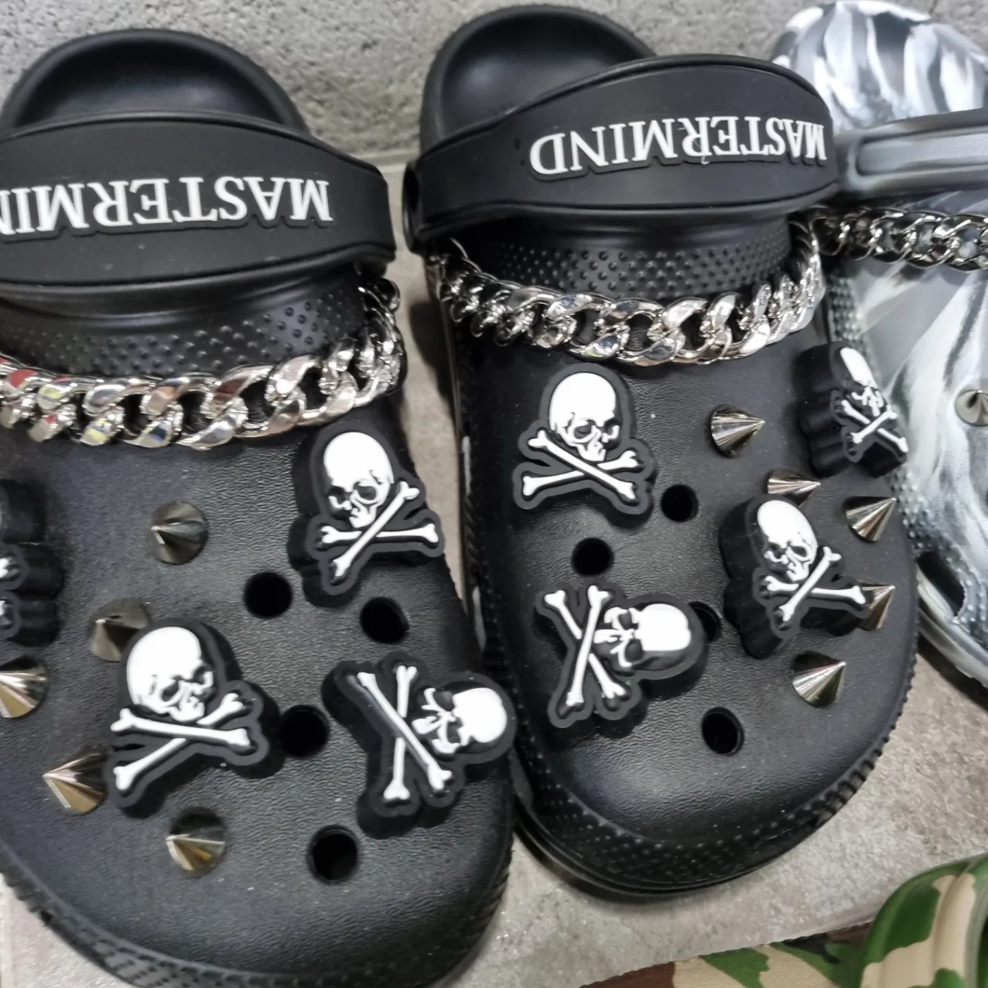 Crocs x Mastermind Classic Clog Black 착용 스타일 - 3