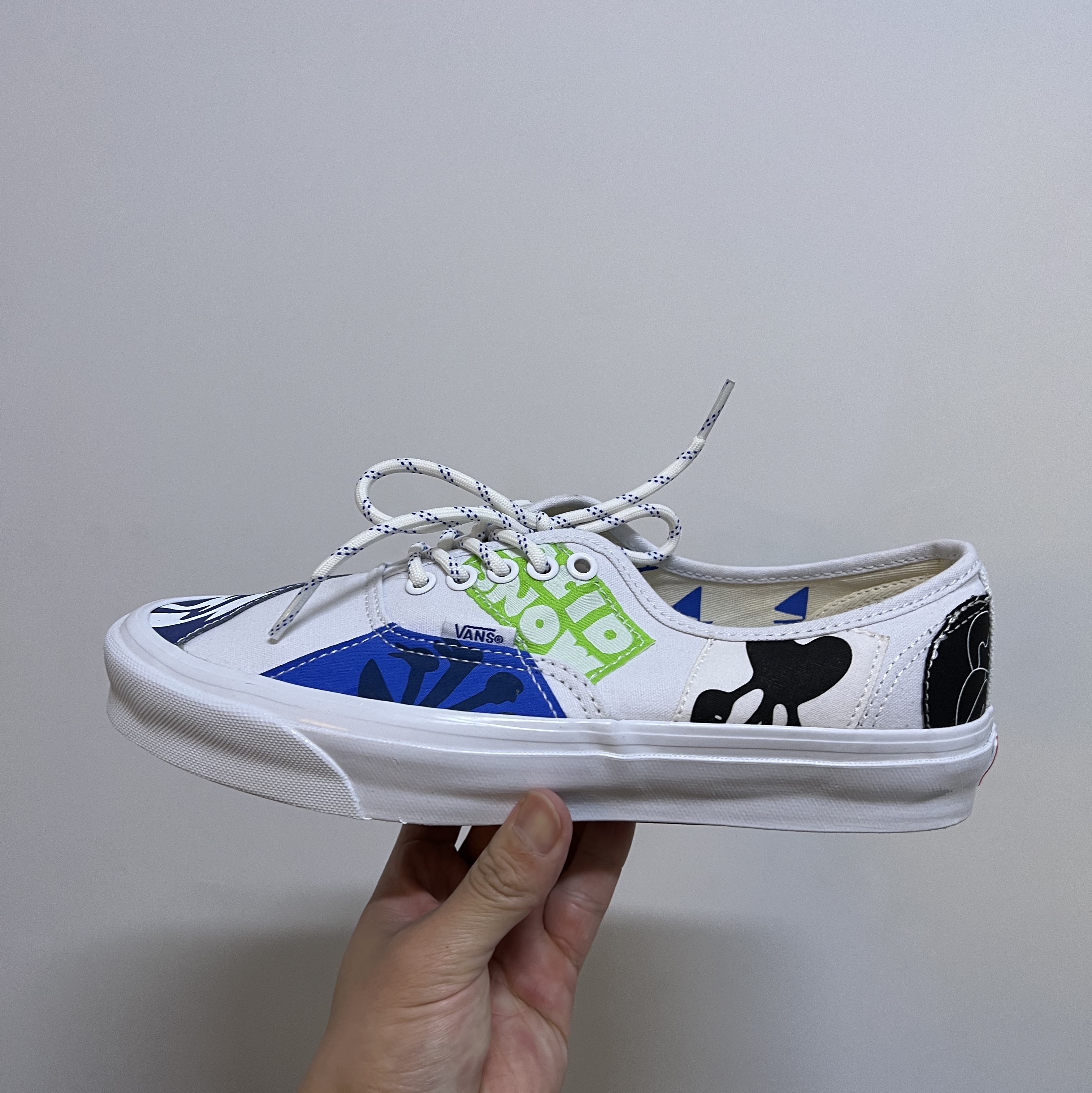 Vans Vault x Geoff McFetridge OG Authentic LX Gamelan of Tags 착용 스타일 - 2