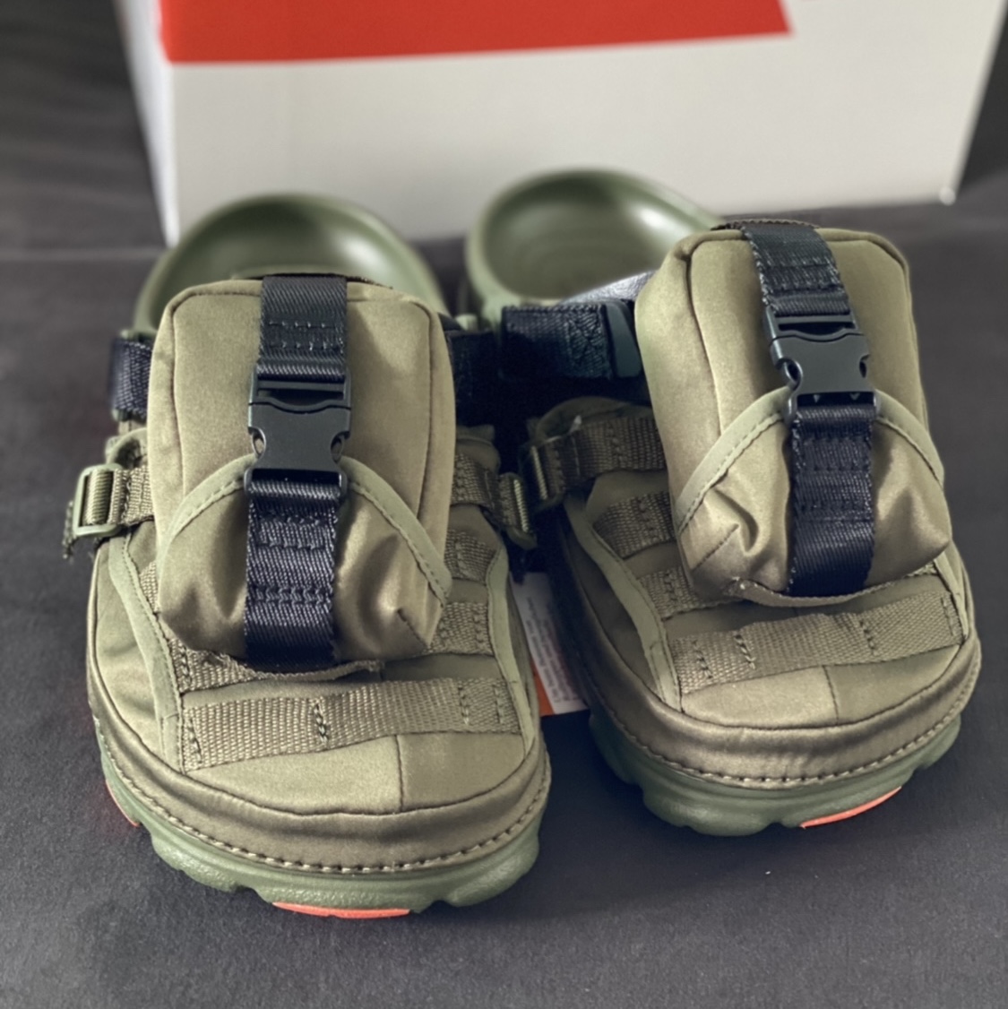 Crocs x Beams Classic All Terrain MA-1 Jacket Clog Olive 착용 스타일 - 3