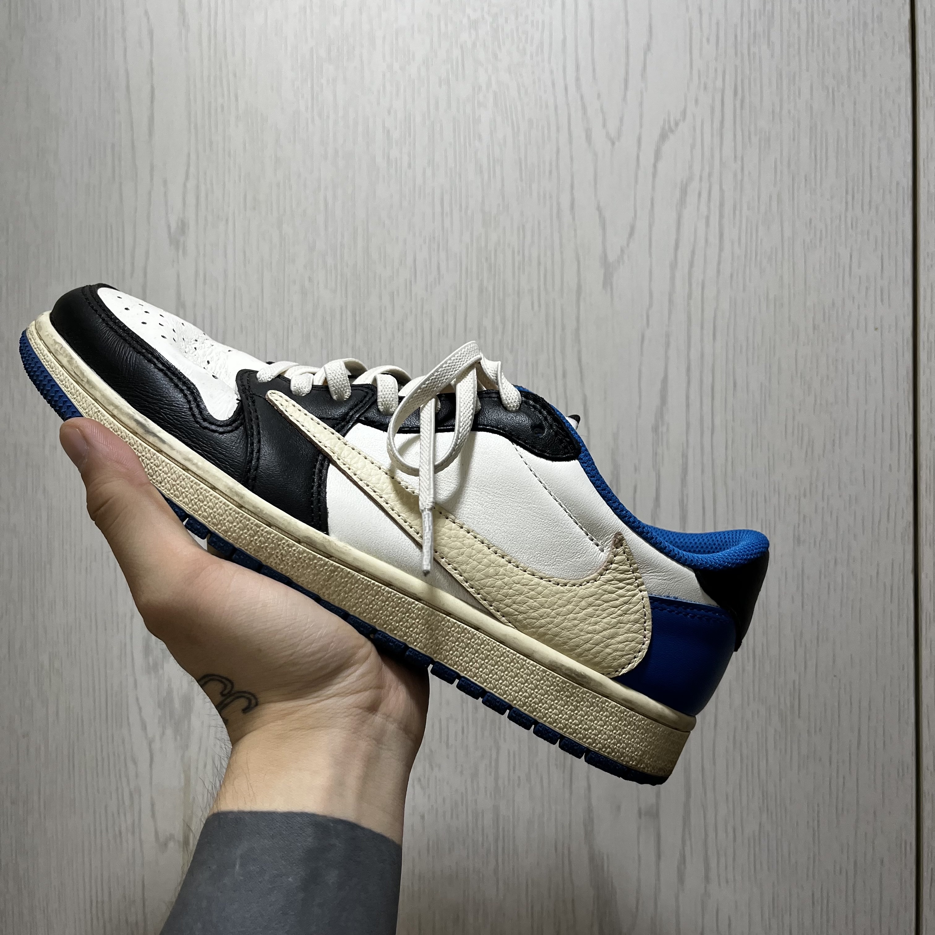 Jordan 1 x Travis Scott Retro Low OG SP Sail and Ridgerock, Jordan 1 x Travis Scott Retro Low OG SP Mocha 착용 스타일 - 3