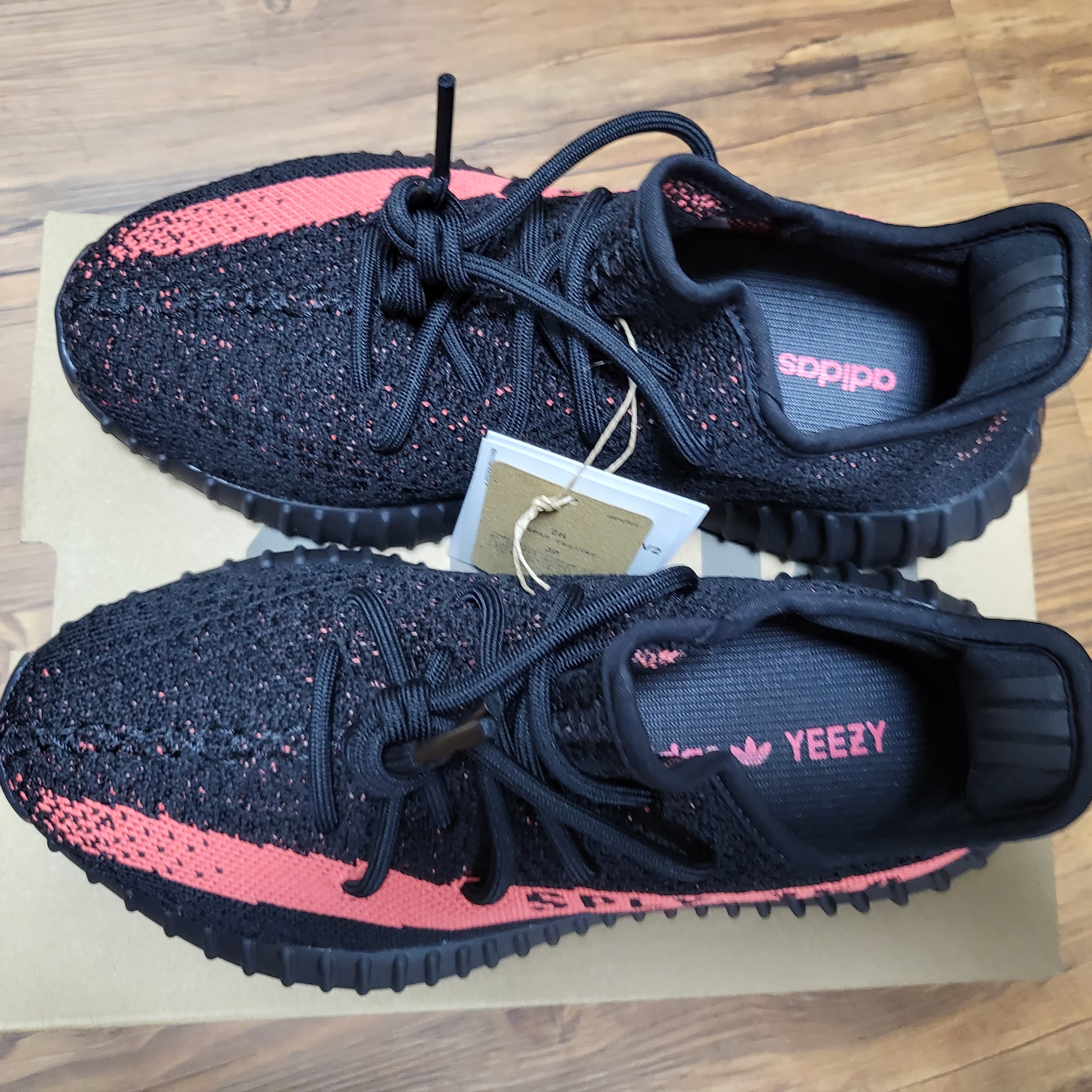 Adidas Yeezy Boost 350 V2 Core Black Red 2022/2023 착용 스타일 - 3