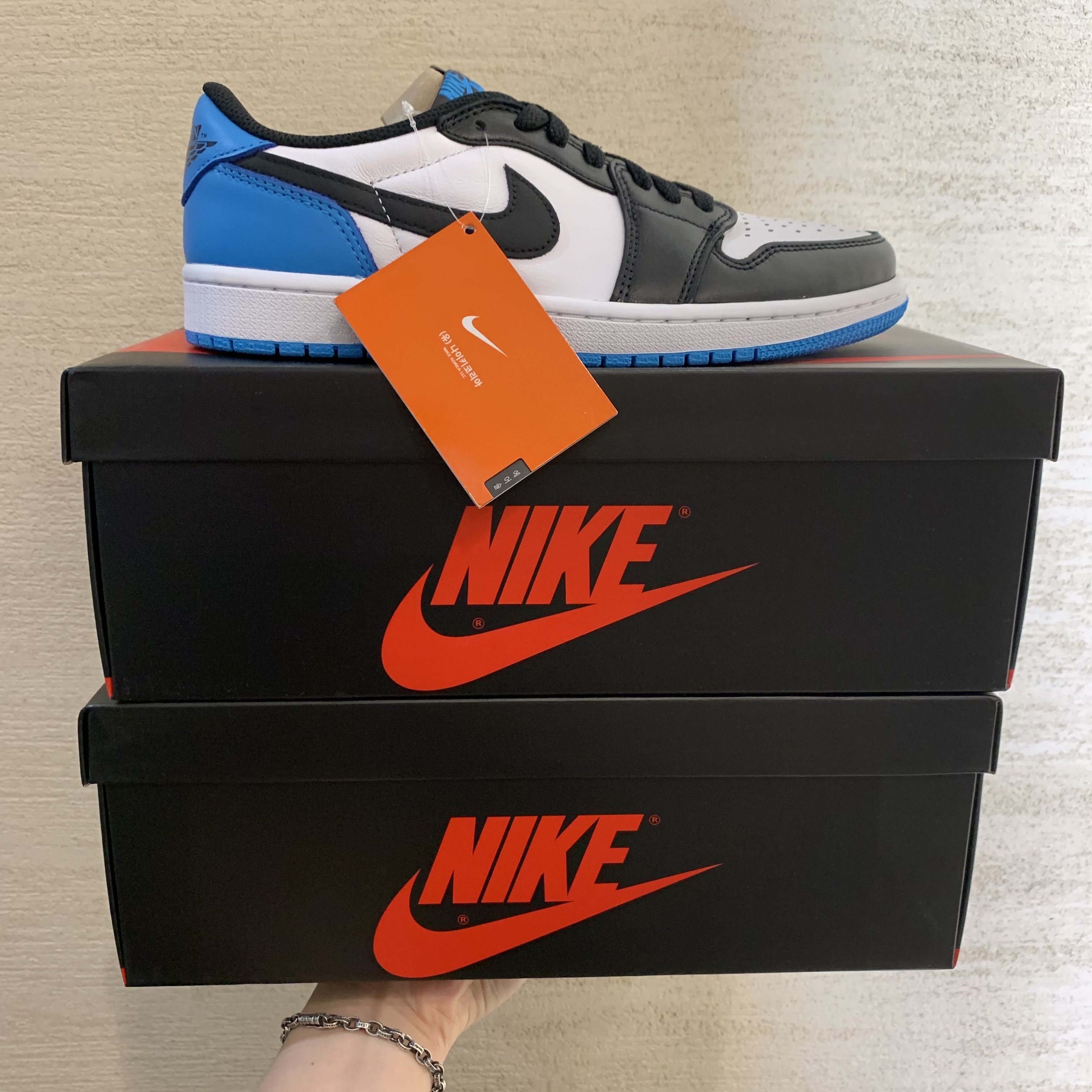 Jordan 1 Retro Low OG Black and Dark Powder Blue 착용 스타일