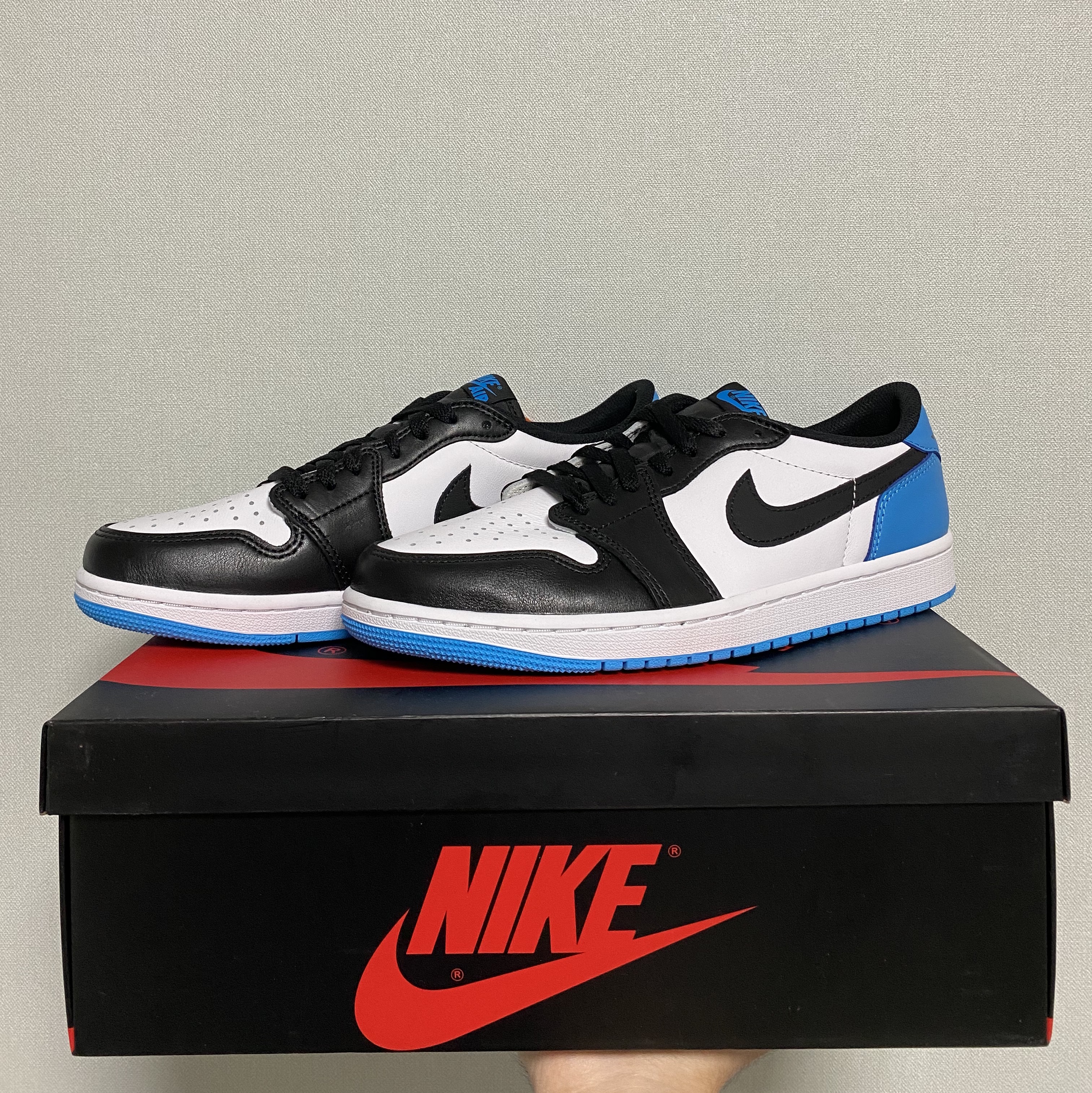 Jordan 1 Retro Low OG Black and Dark Powder Blue 착용 스타일