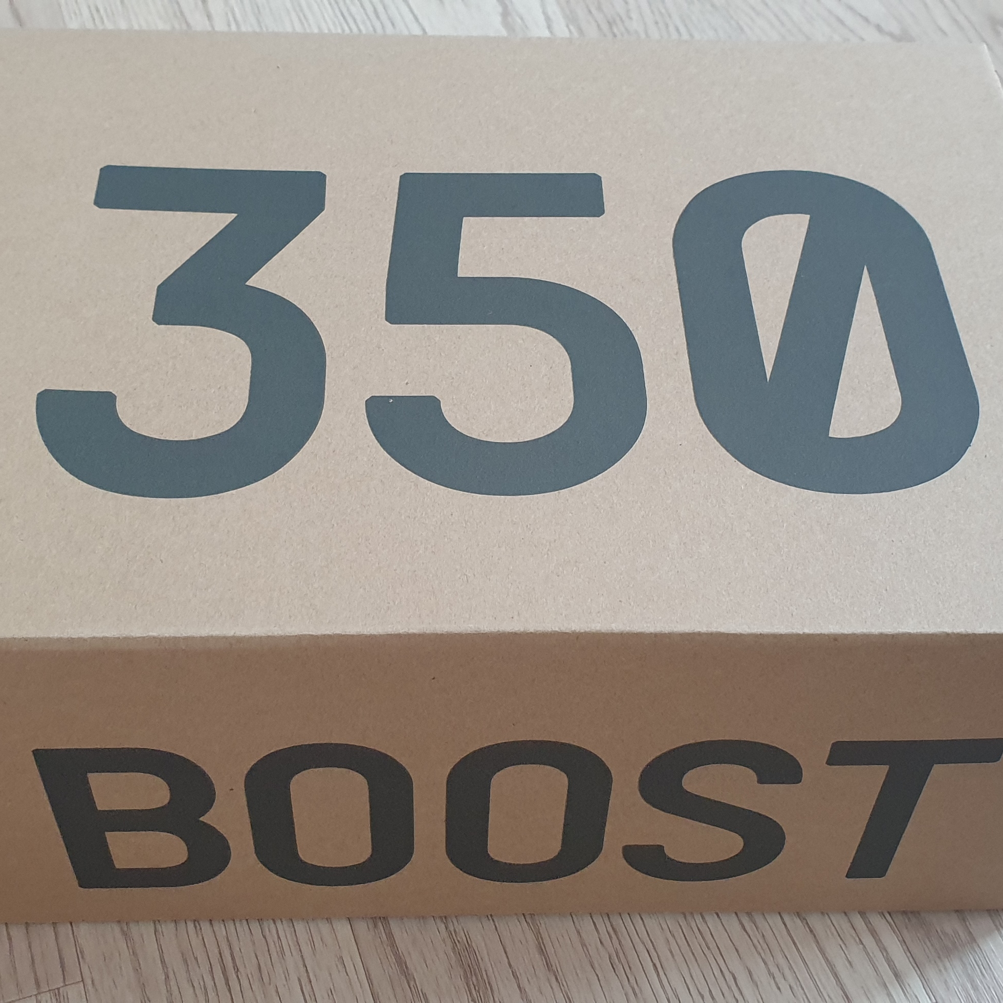 Adidas Yeezy Boost 350 V2 Core Black Red 2022/2023 착용 스타일 - 2