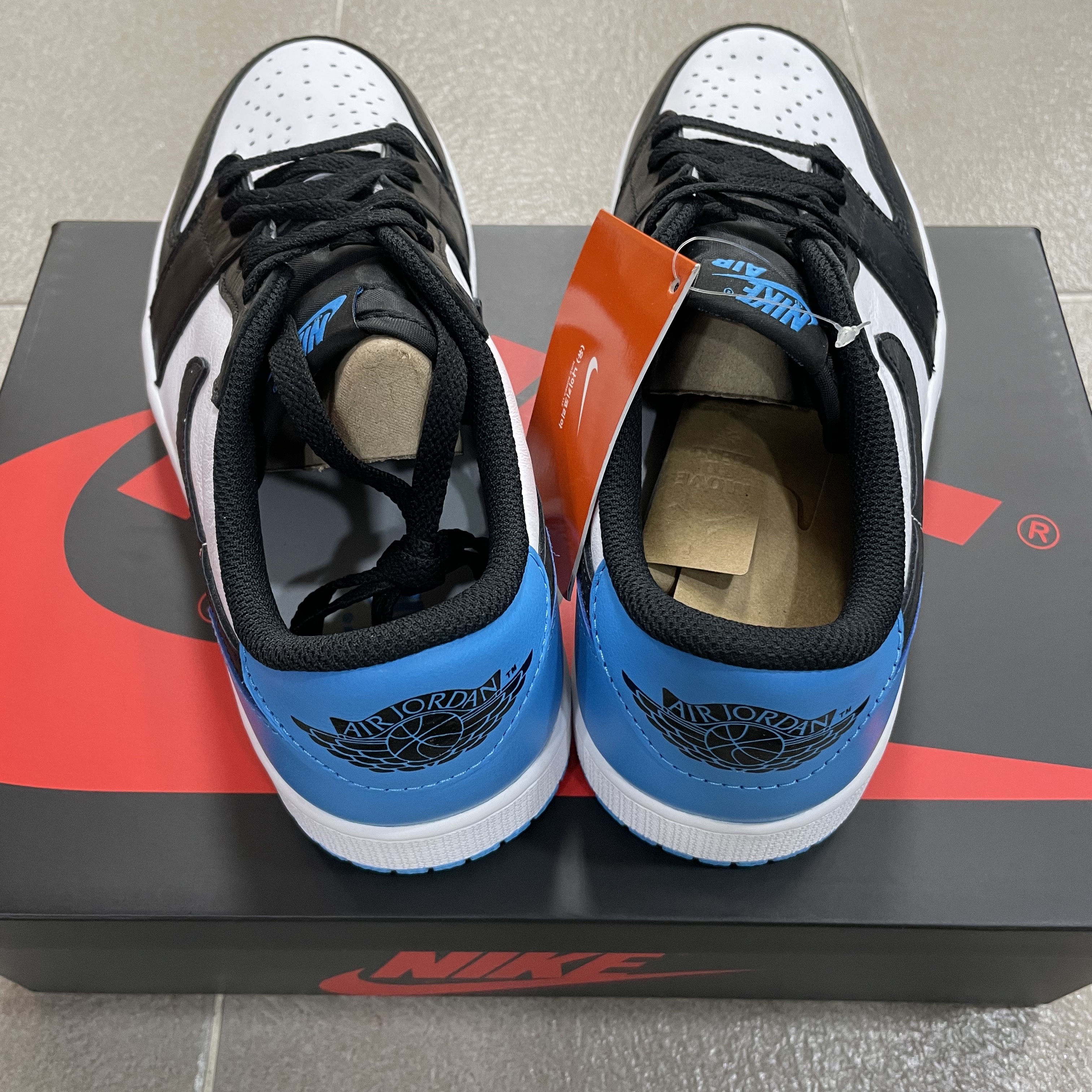 Jordan 1 Retro Low OG Black and Dark Powder Blue 착용 스타일 - 2