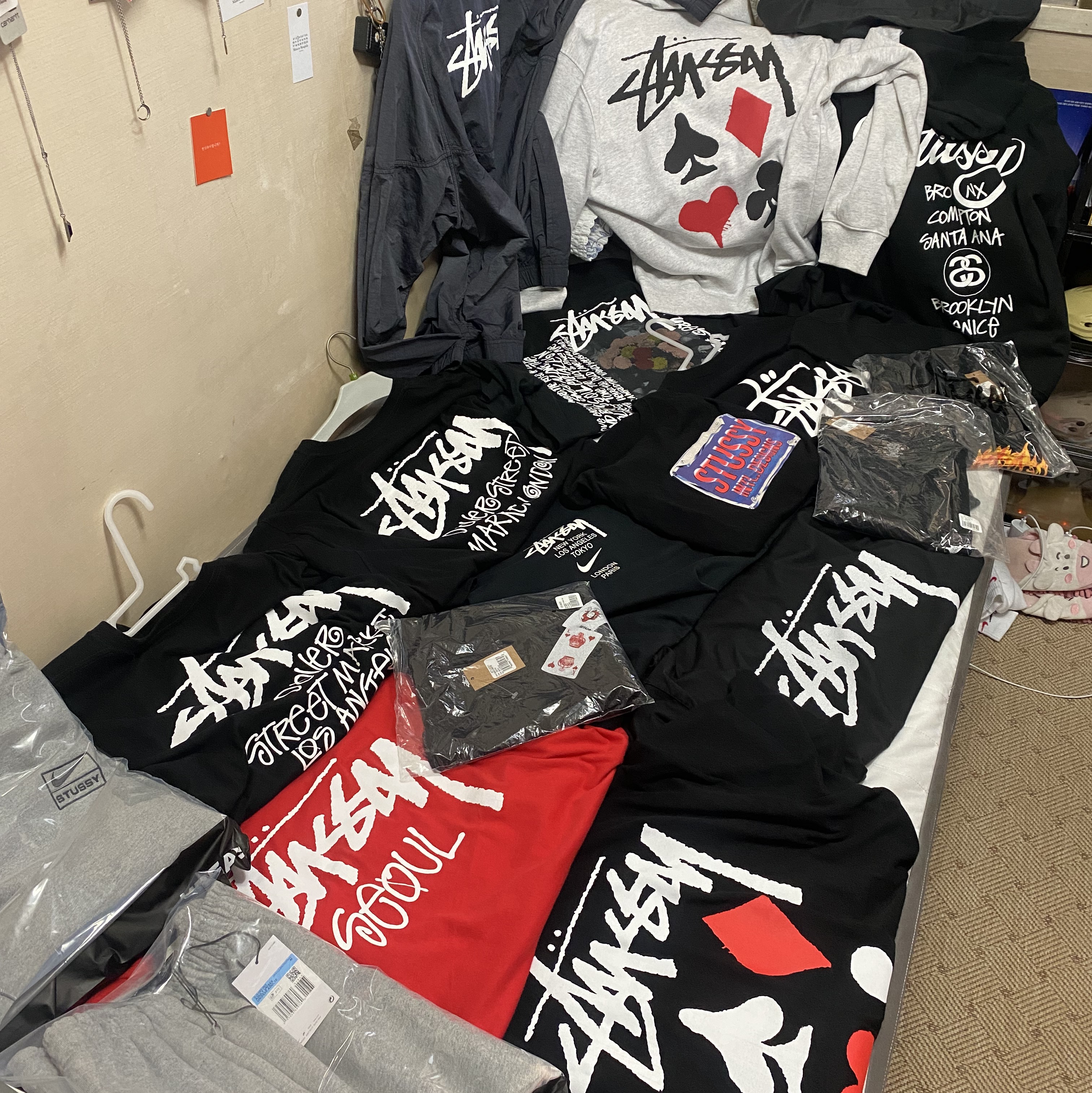 Nike x Stussy NRG RA Pullover Hoodie Dark Grey Heather (DJ9488-063), Nike x Stussy NRG RA Fleece Pants Dark Grey Heather (DJ9490-063) 착용 스타일