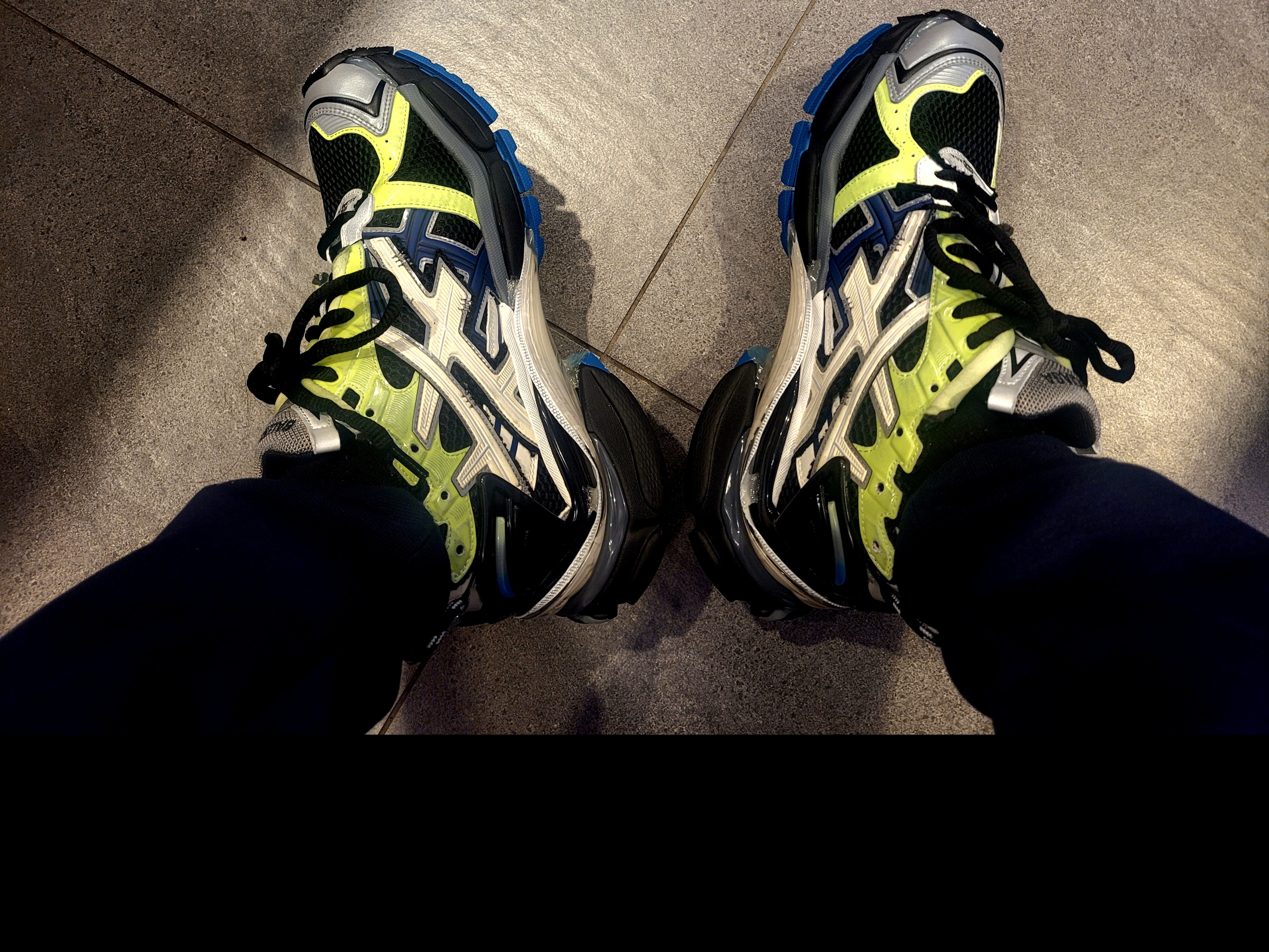 Balenciaga Runner Sneakers Grey Green Blue 착용 스타일