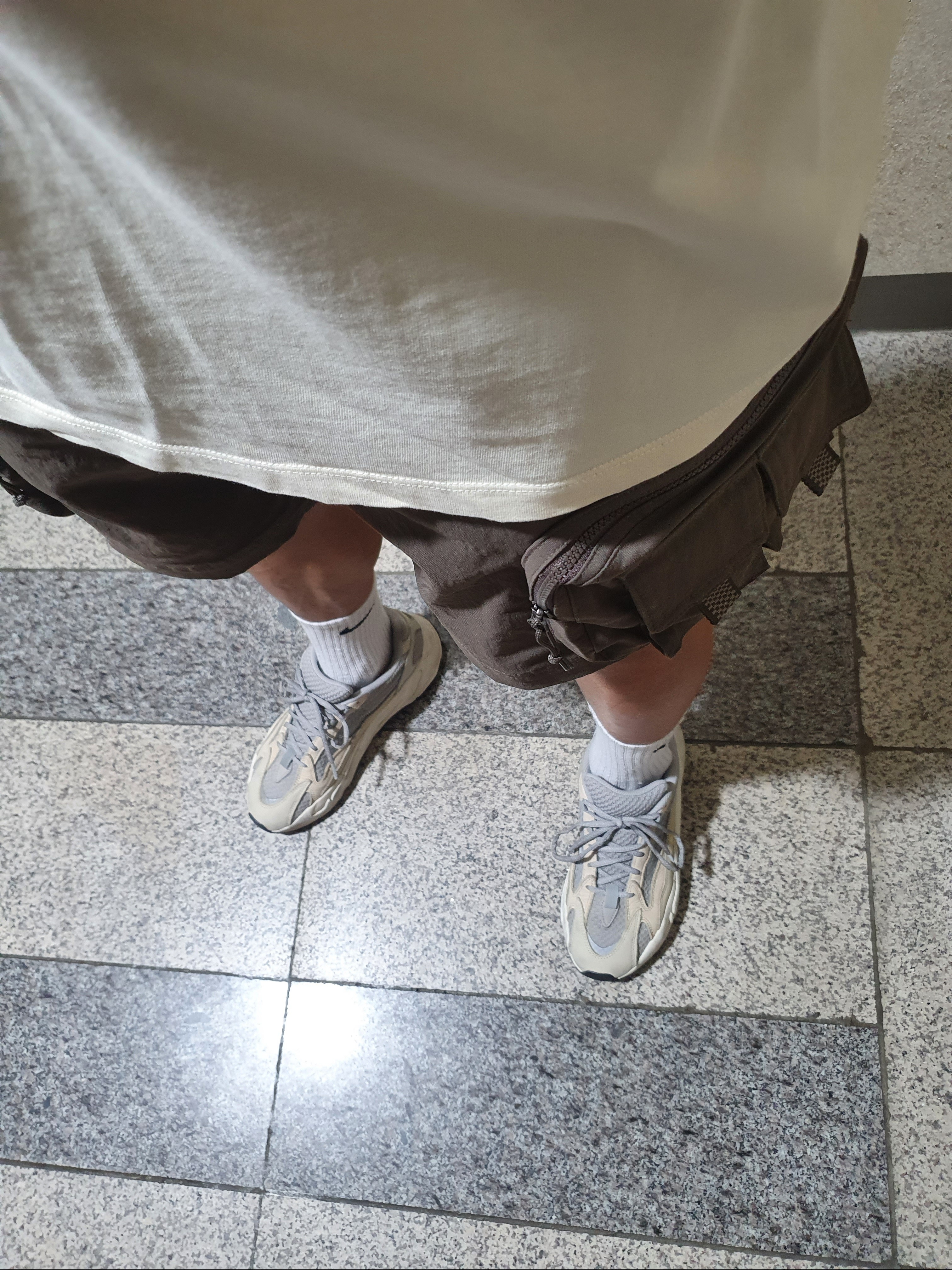 Adidas Yeezy Boost 700 V2 Cream, Nike ACG Cargo Shorts Ironstone - Asia 착용 스타일 - 2