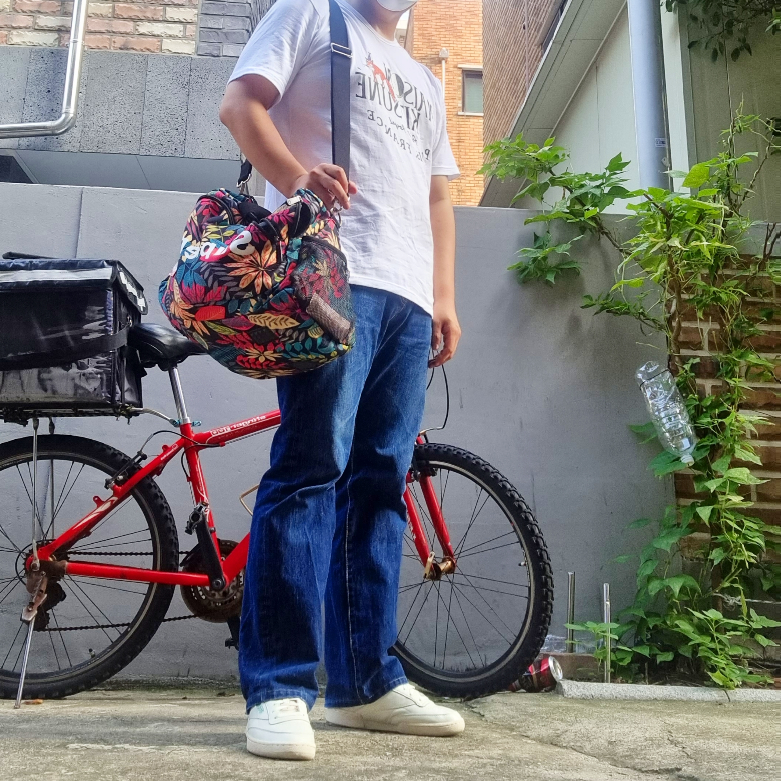 Maison Kitsune Oly Palais Royal Cookie Classic T-Shirt White, Reebok Club C 85 Vintage Chalk Green 착용 스타일 - 1