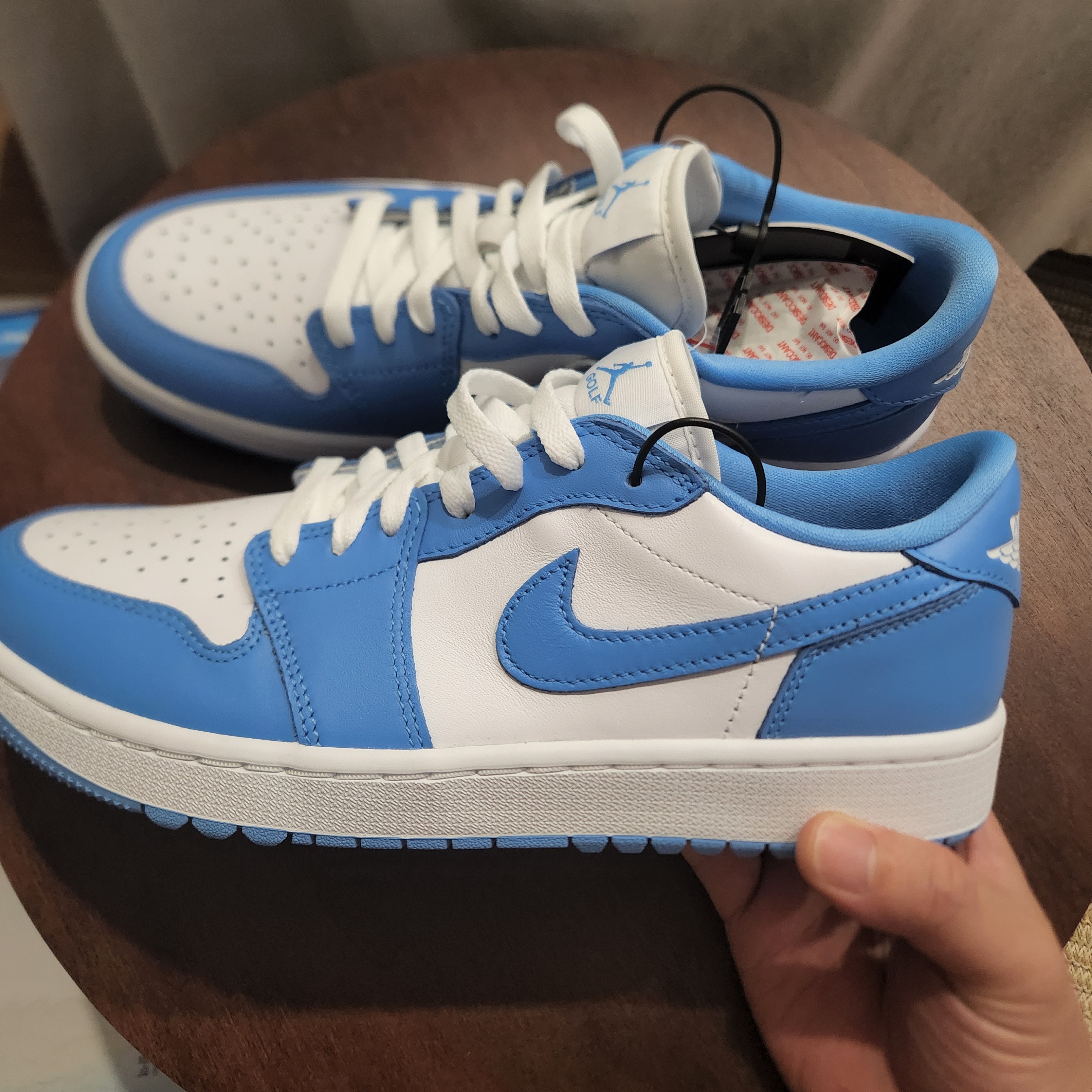 Jordan 1 Low Golf White and University Blue 착용 스타일