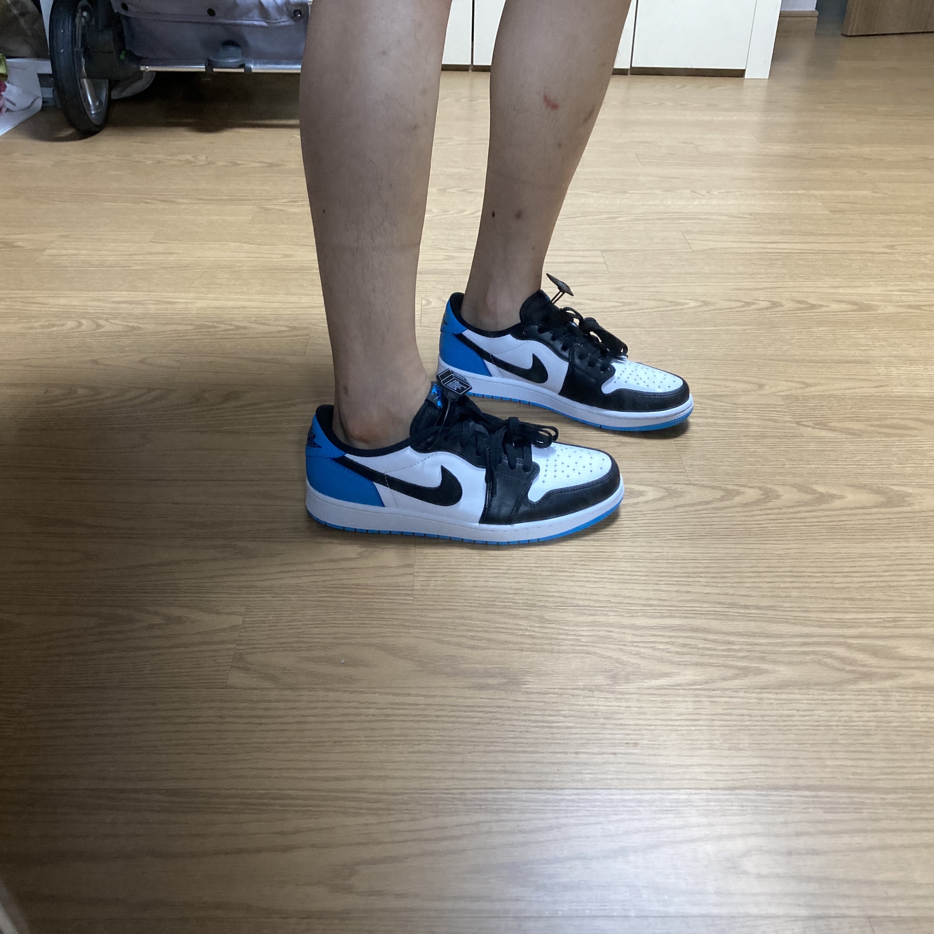 Jordan 1 Retro Low OG Black and Dark Powder Blue 착용 스타일 - 2