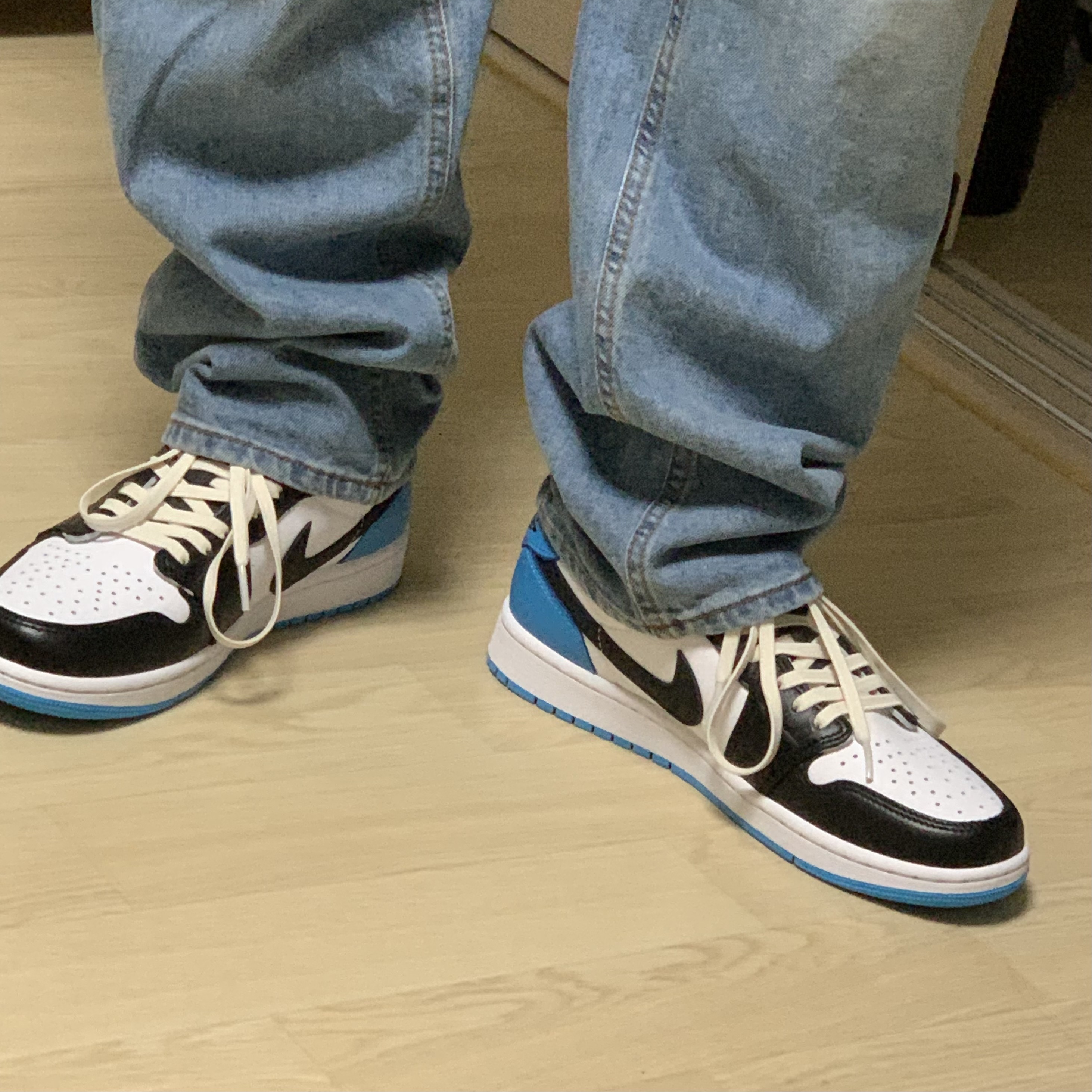 Jordan 1 Retro Low OG Black and Dark Powder Blue 착용 스타일 - 2