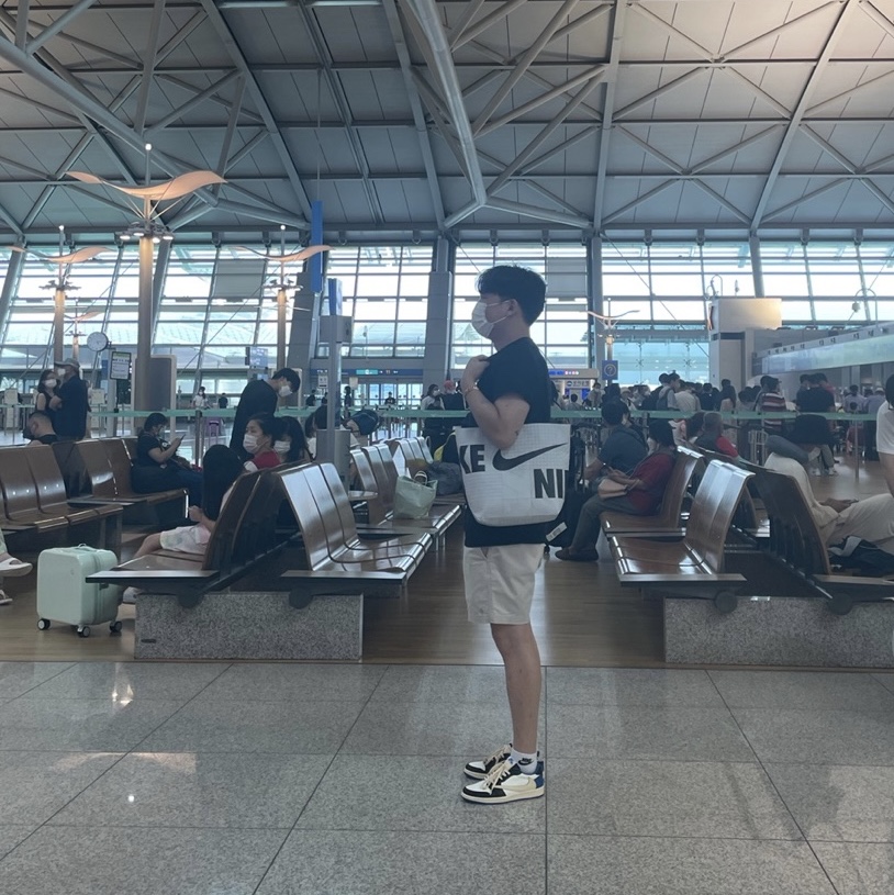 Jordan 1 x Travis Scott x Fragment Retro Low OG SP Military Blue, Maison Kitsune Fox Head Patch Classic T-Shirt Black 착용 스타일