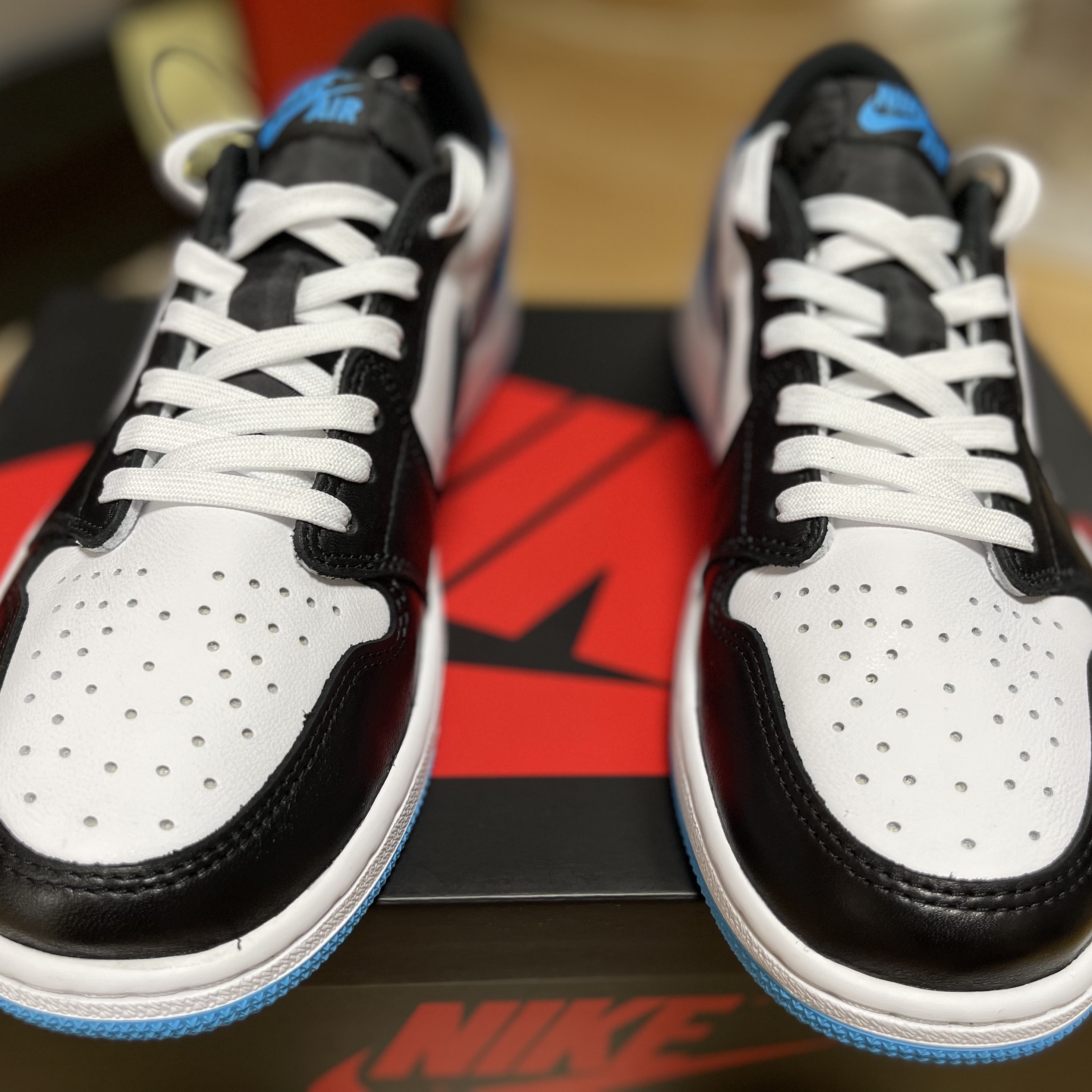 Jordan 1 Retro Low OG Black and Dark Powder Blue 착용 스타일 - 1