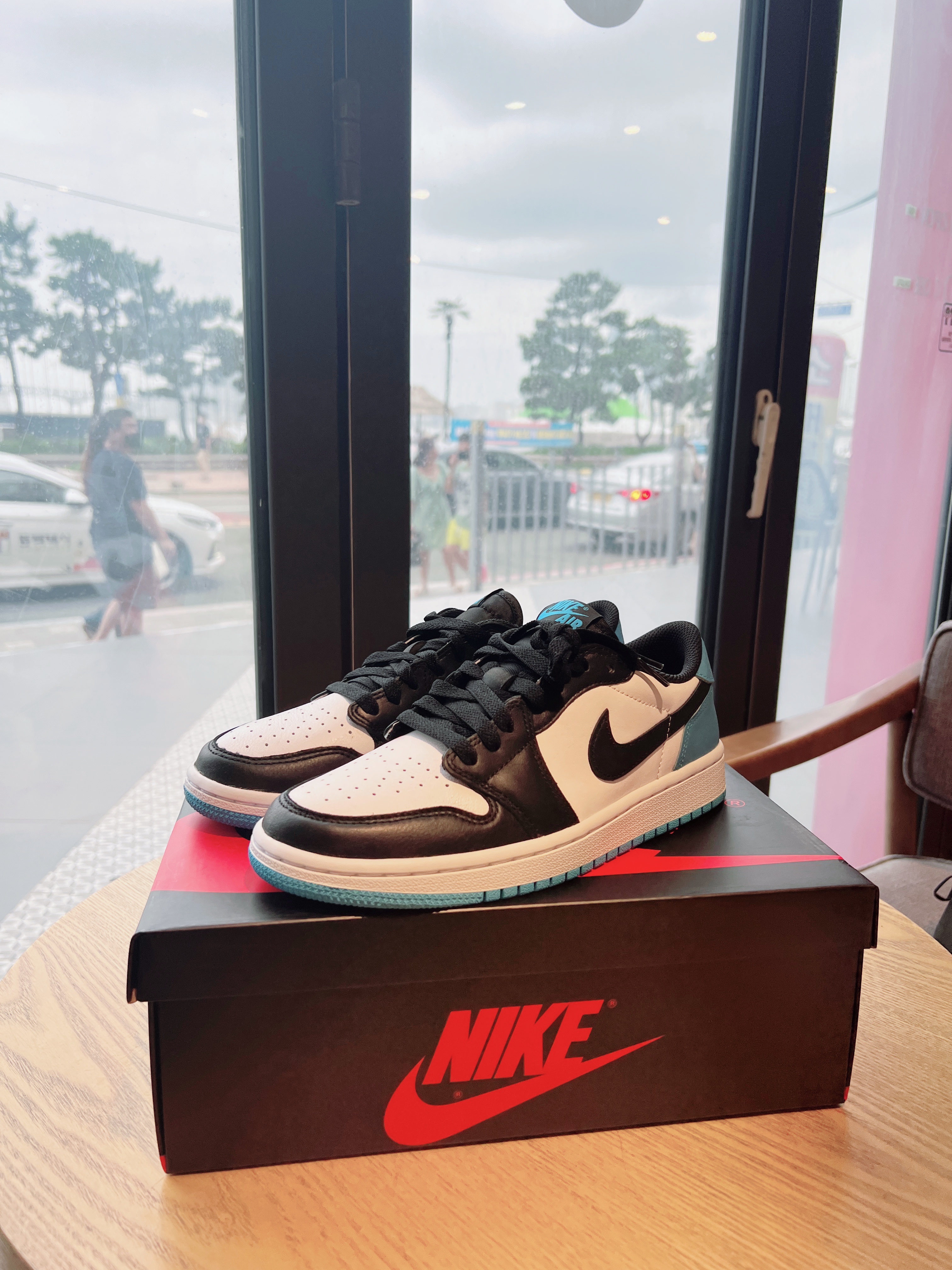 Jordan 1 Retro Low OG Black and Dark Powder Blue 착용 스타일 - 1