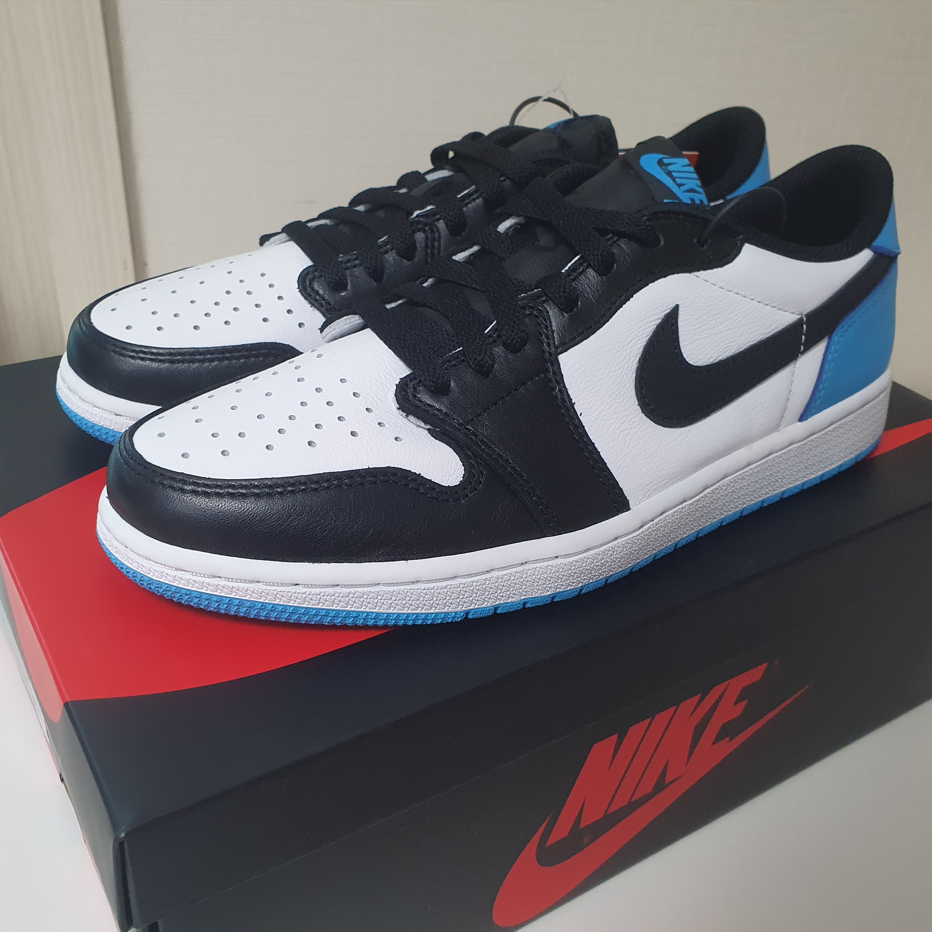 Jordan 1 Retro Low OG Black and Dark Powder Blue 착용 스타일