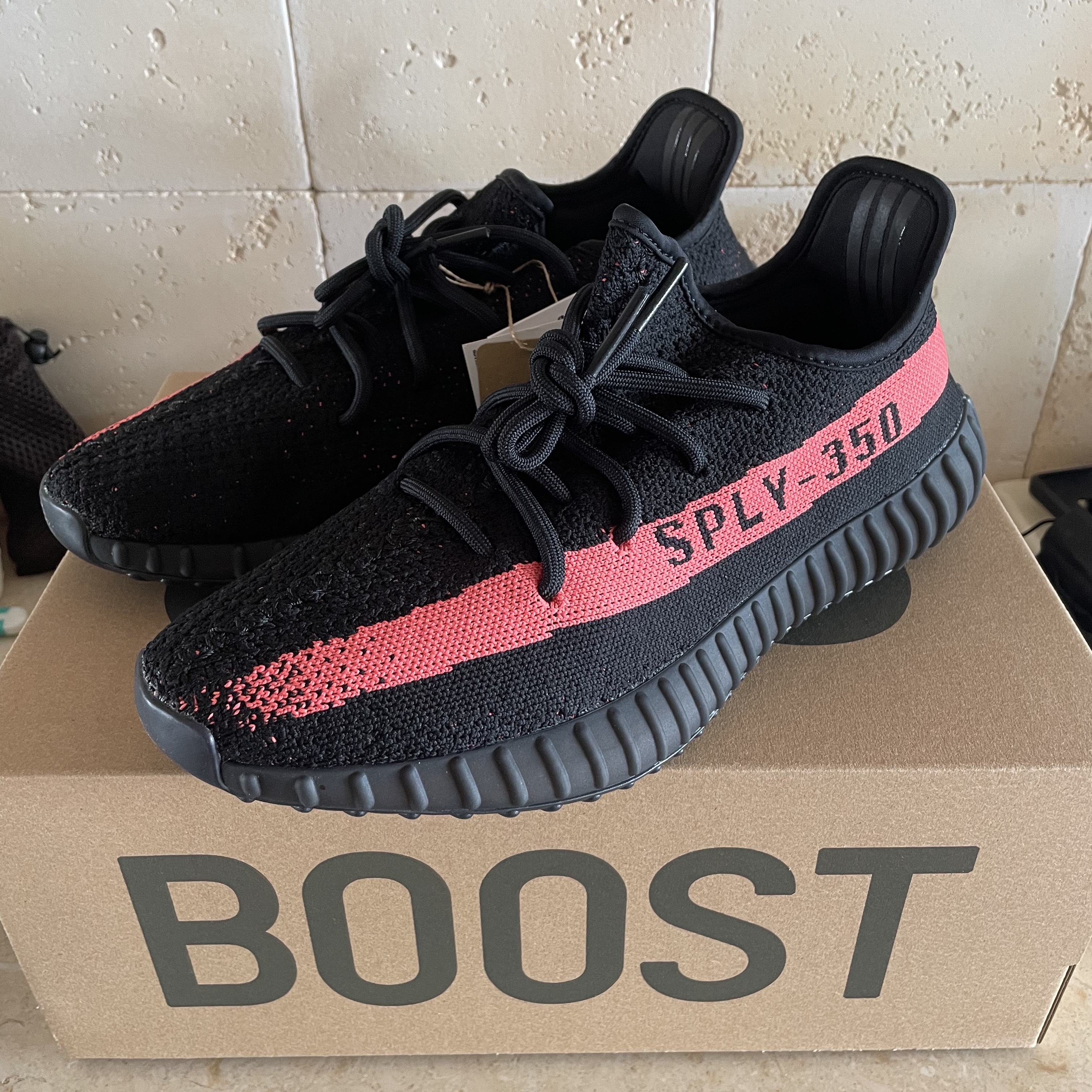 Adidas Yeezy Boost 350 V2 Core Black Red 2022/2023, Nike Dunk Low Retro Championship Court Purple 착용 스타일 - 3