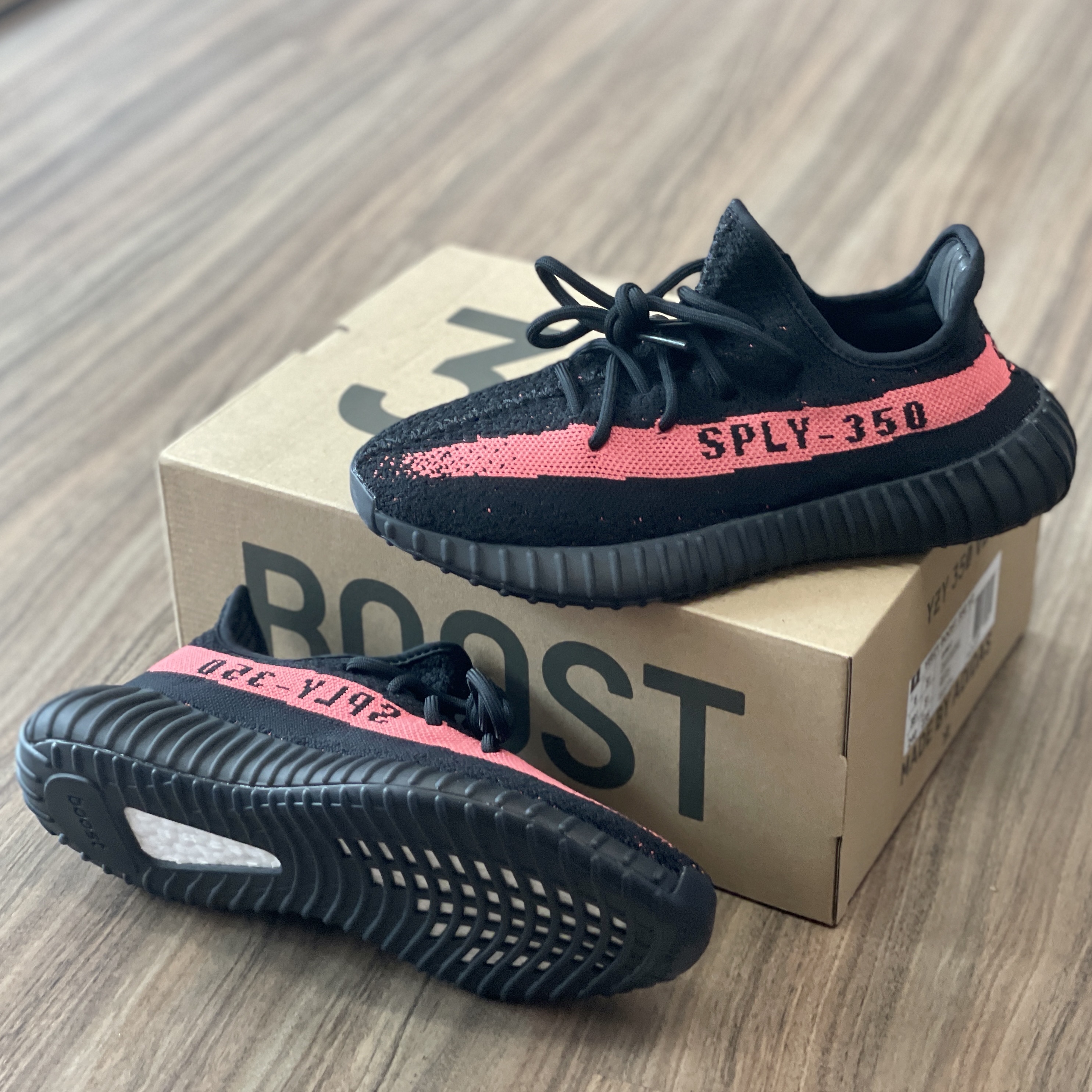 Adidas Yeezy Boost 350 V2 Core Black Red 2022/2023 착용 스타일