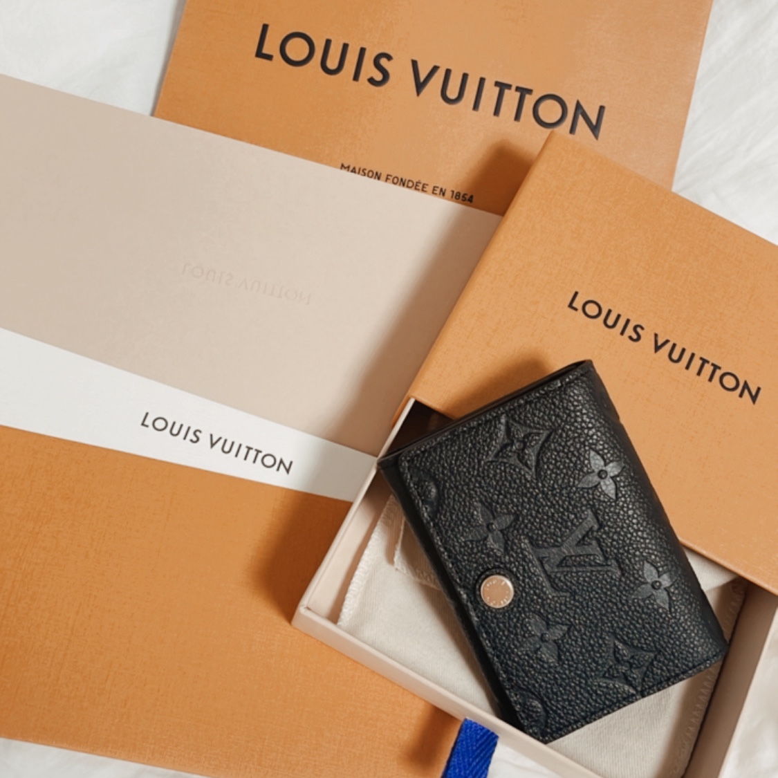 Louis Vuitton Business Card Holder Monogram Embossed Leather Black 착용 스타일