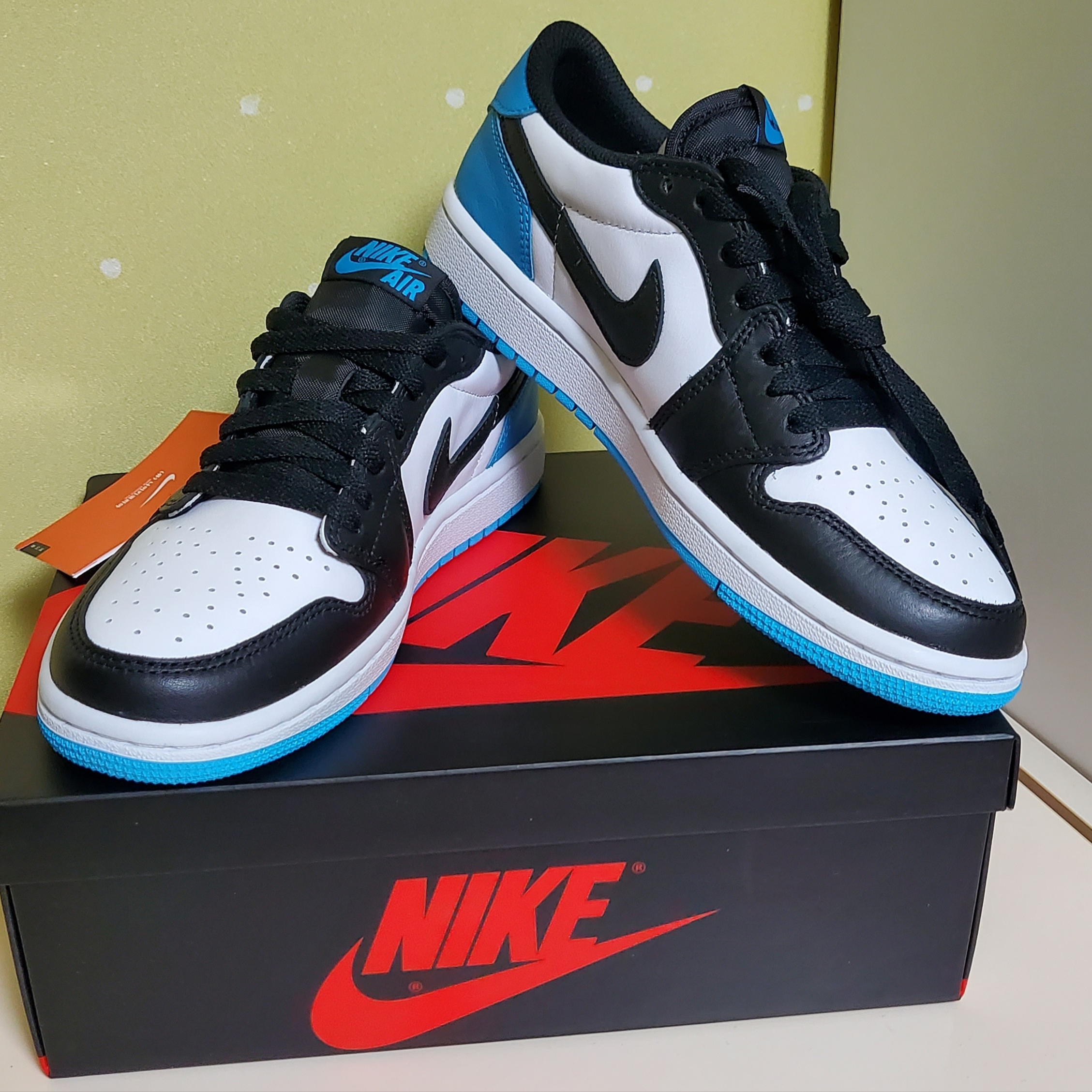 (W) Jordan 1 Retro Low OG Black and Dark Powder Blue 착용 스타일