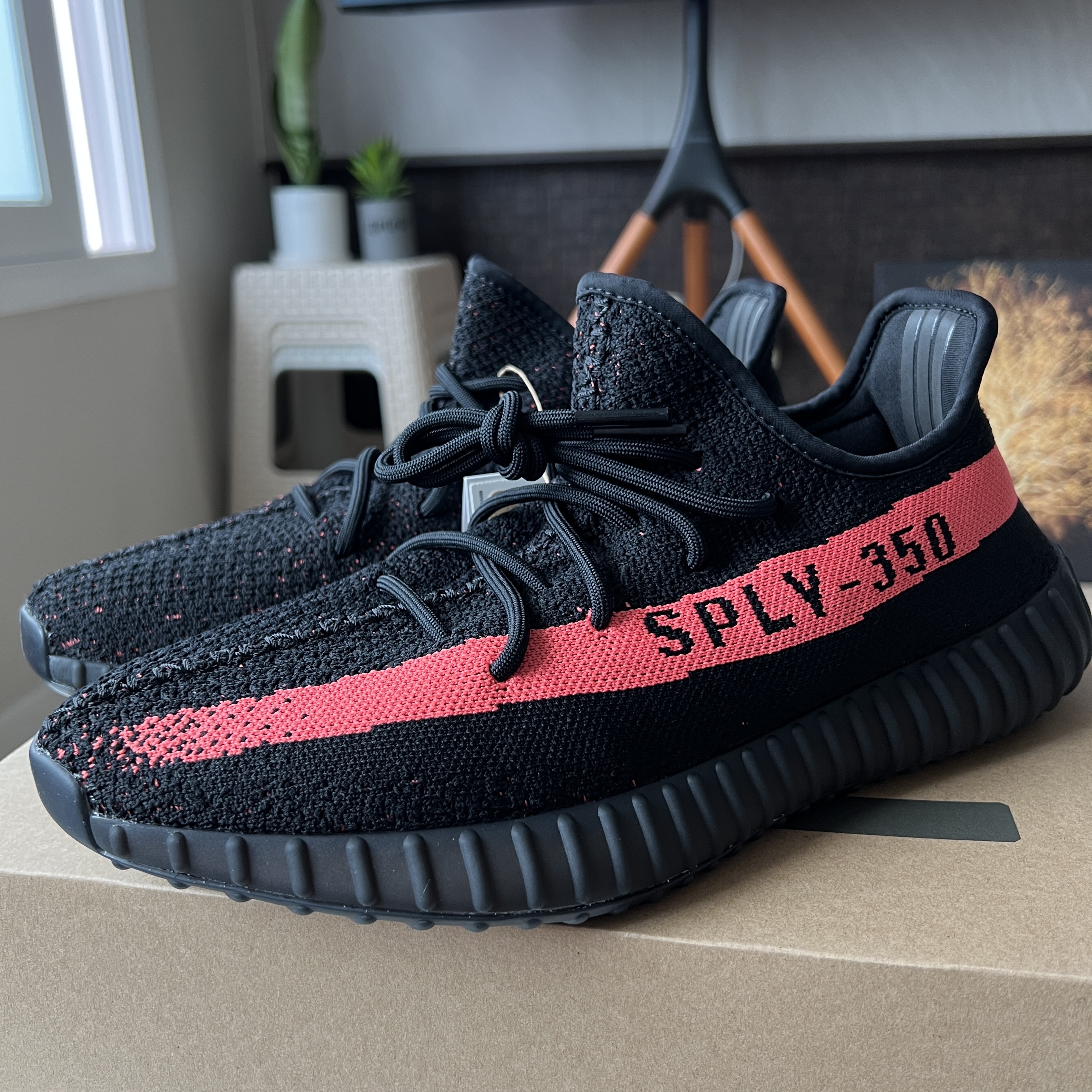 Adidas Yeezy Boost 350 V2 Core Black Red 2022/2023 착용 스타일 - 1