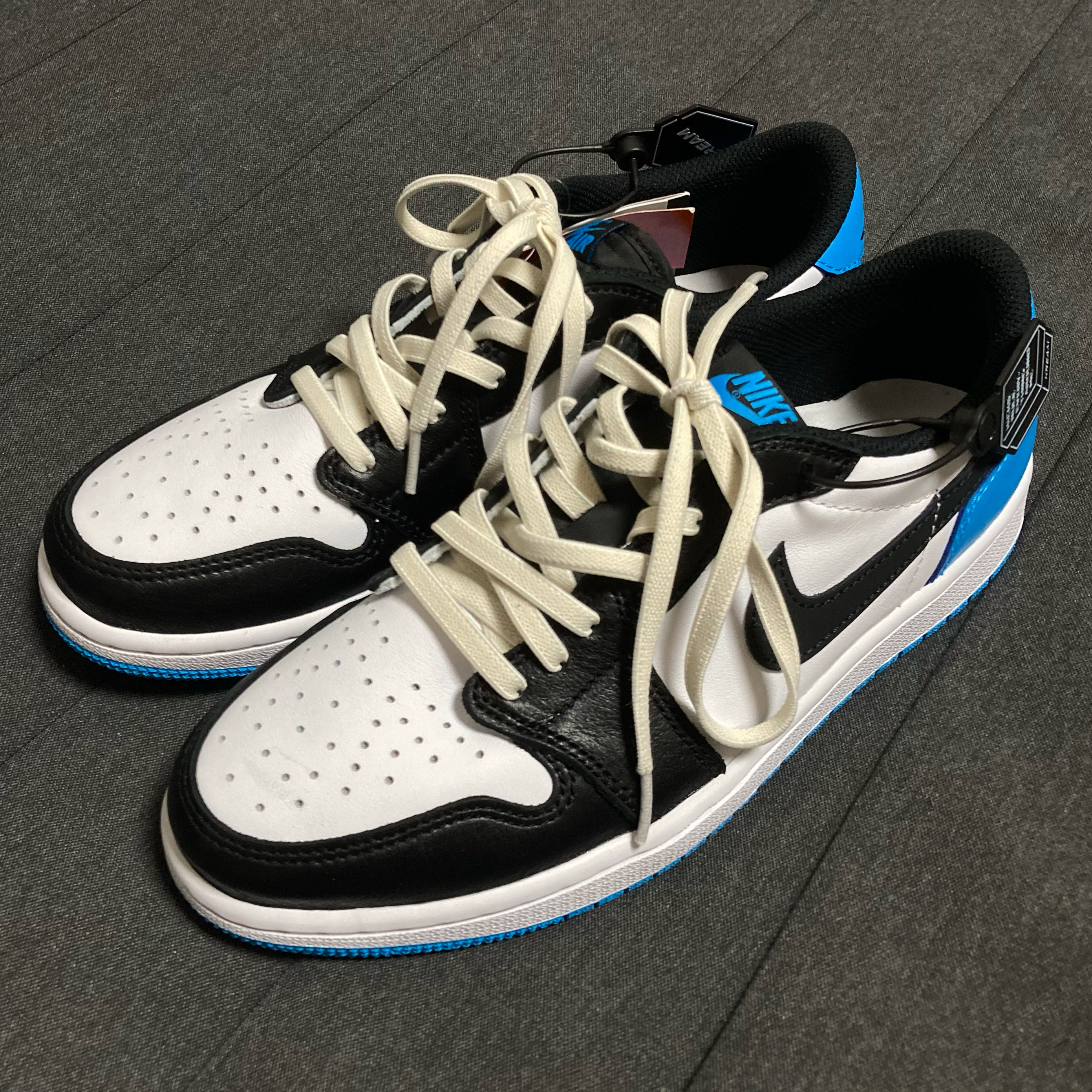 Jordan 1 Retro Low OG Black and Dark Powder Blue 착용 스타일