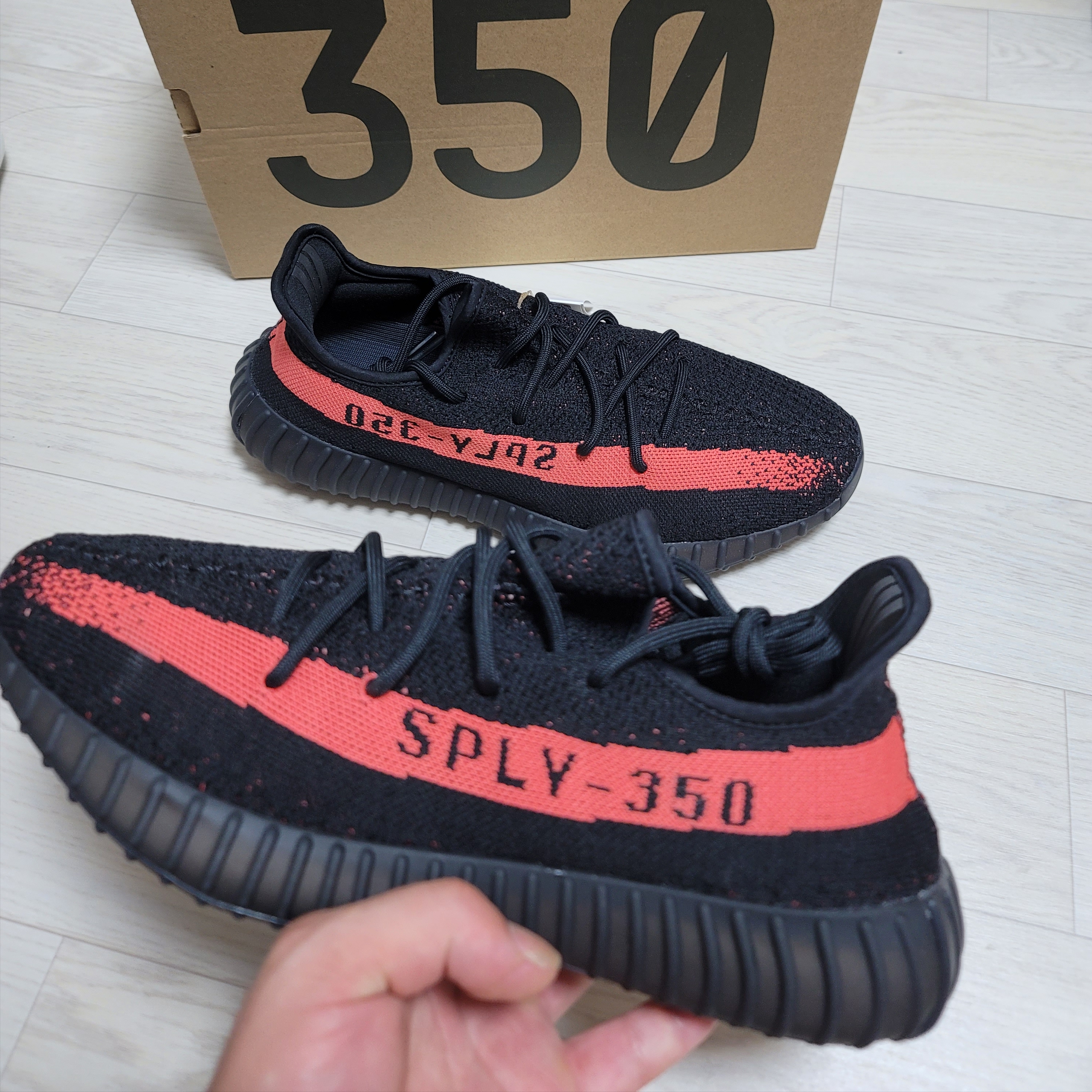 Adidas Yeezy Boost 350 V2 Core Black Red 2022/2023 착용 스타일 - 2