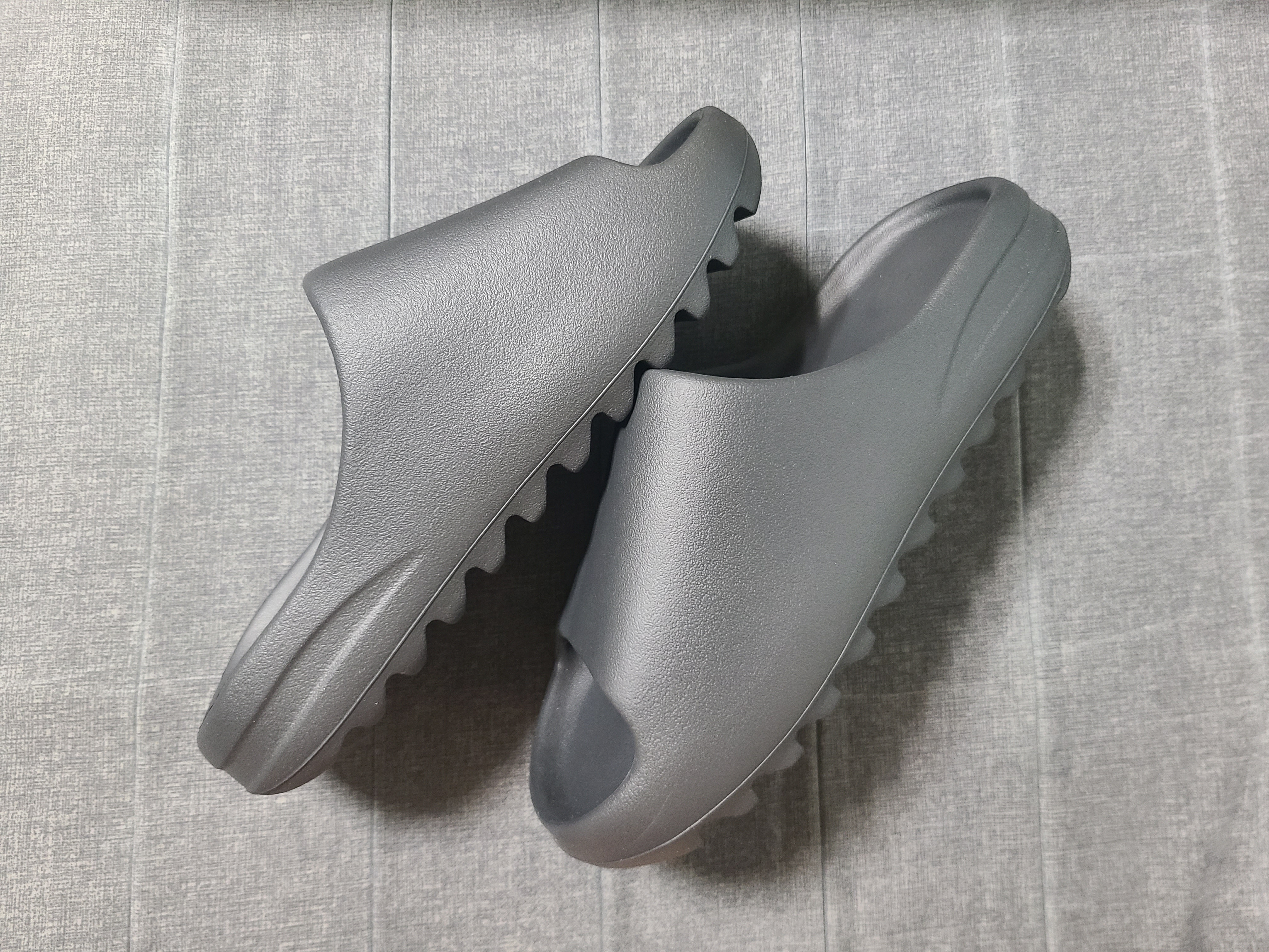 Adidas Yeezy Slide Onyx 착용 스타일