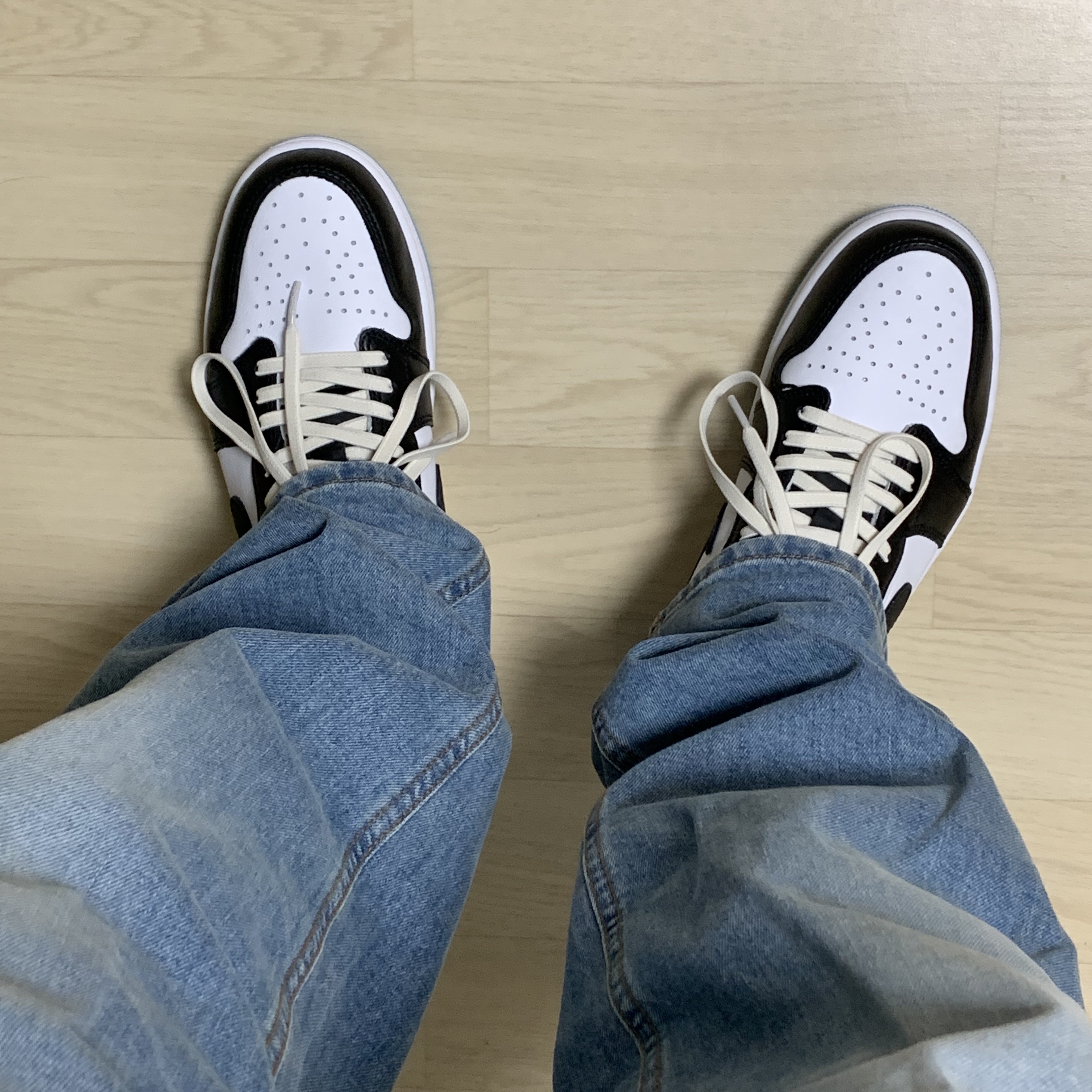 Jordan 1 Retro Low OG Black and Dark Powder Blue 착용 스타일 - 3