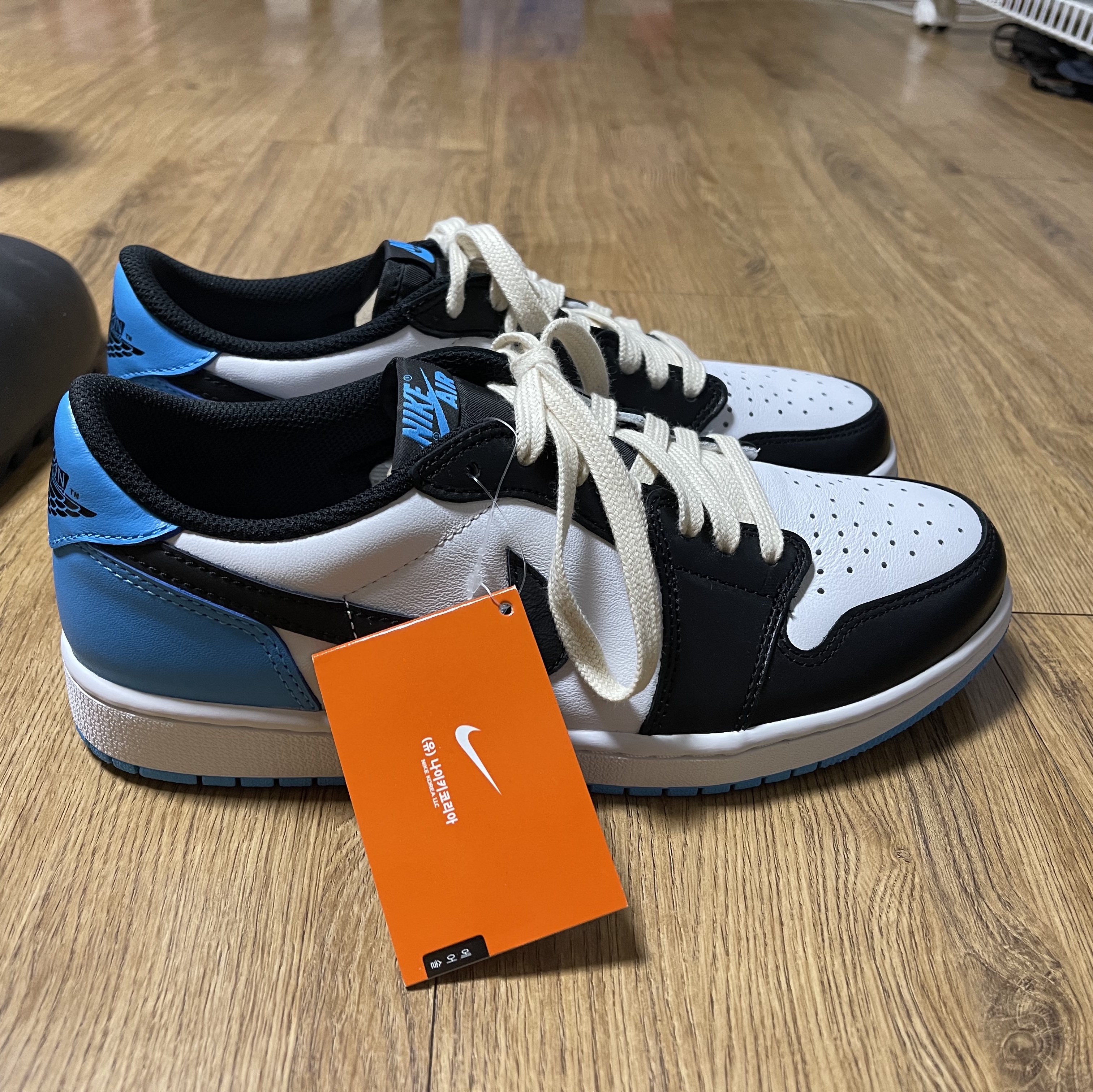 Jordan 1 Retro Low OG Black and Dark Powder Blue 착용 스타일 - 1