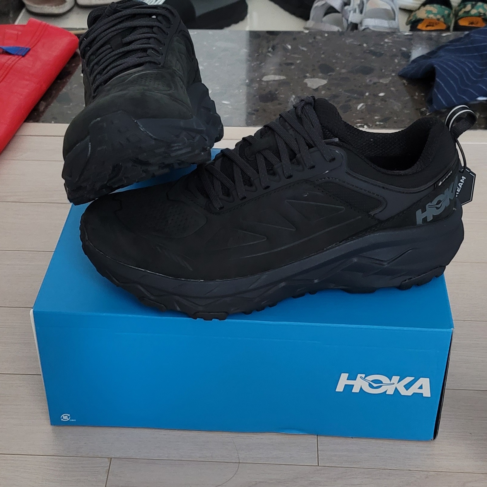 Hoka Challenger Low Gore-Tex Black 착용 스타일