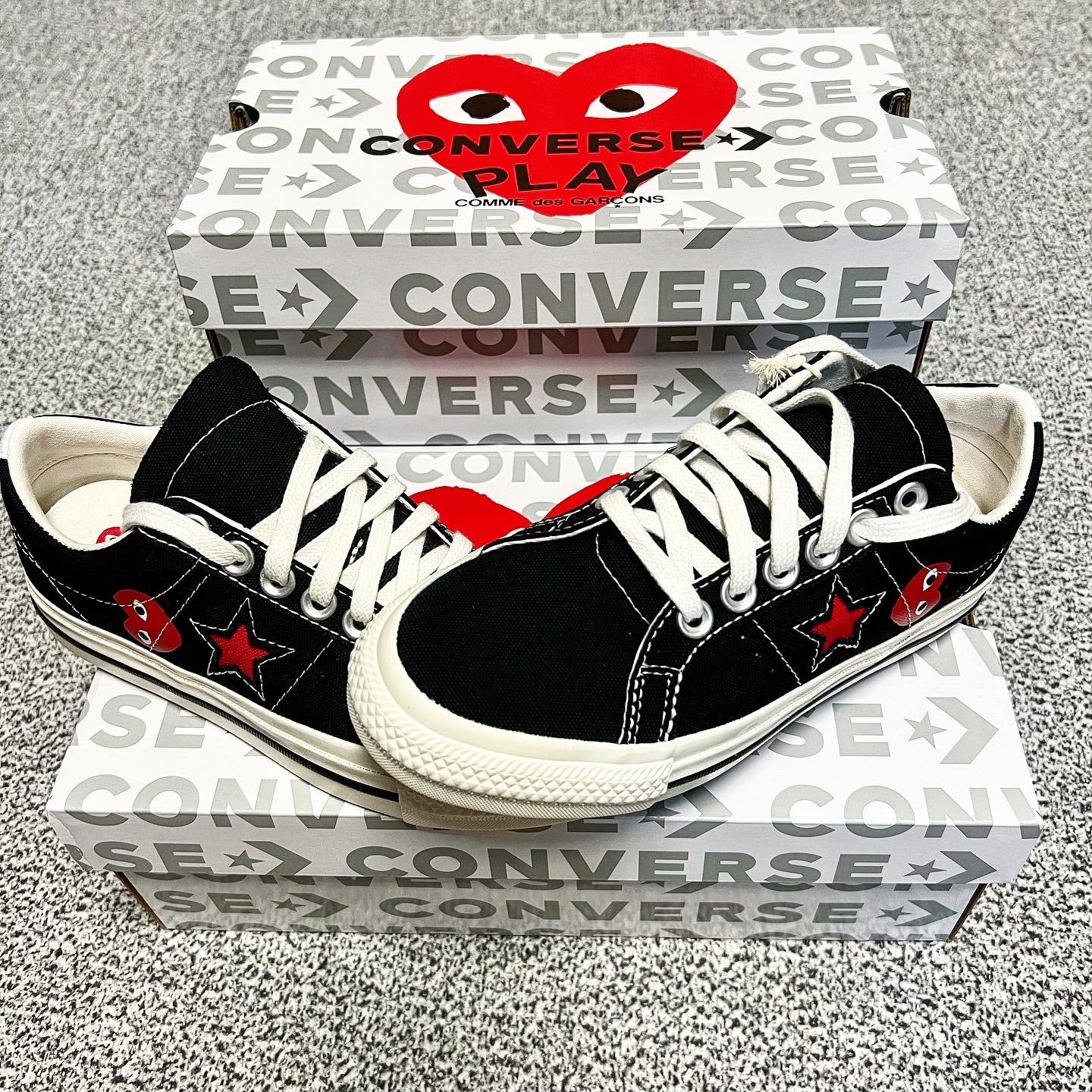 Converse x Play Comme des Garcons One Star Ox Black, Converse x Play Comme des Garcons One Star Ox Cloud Dancer 착용 스타일 - 1
