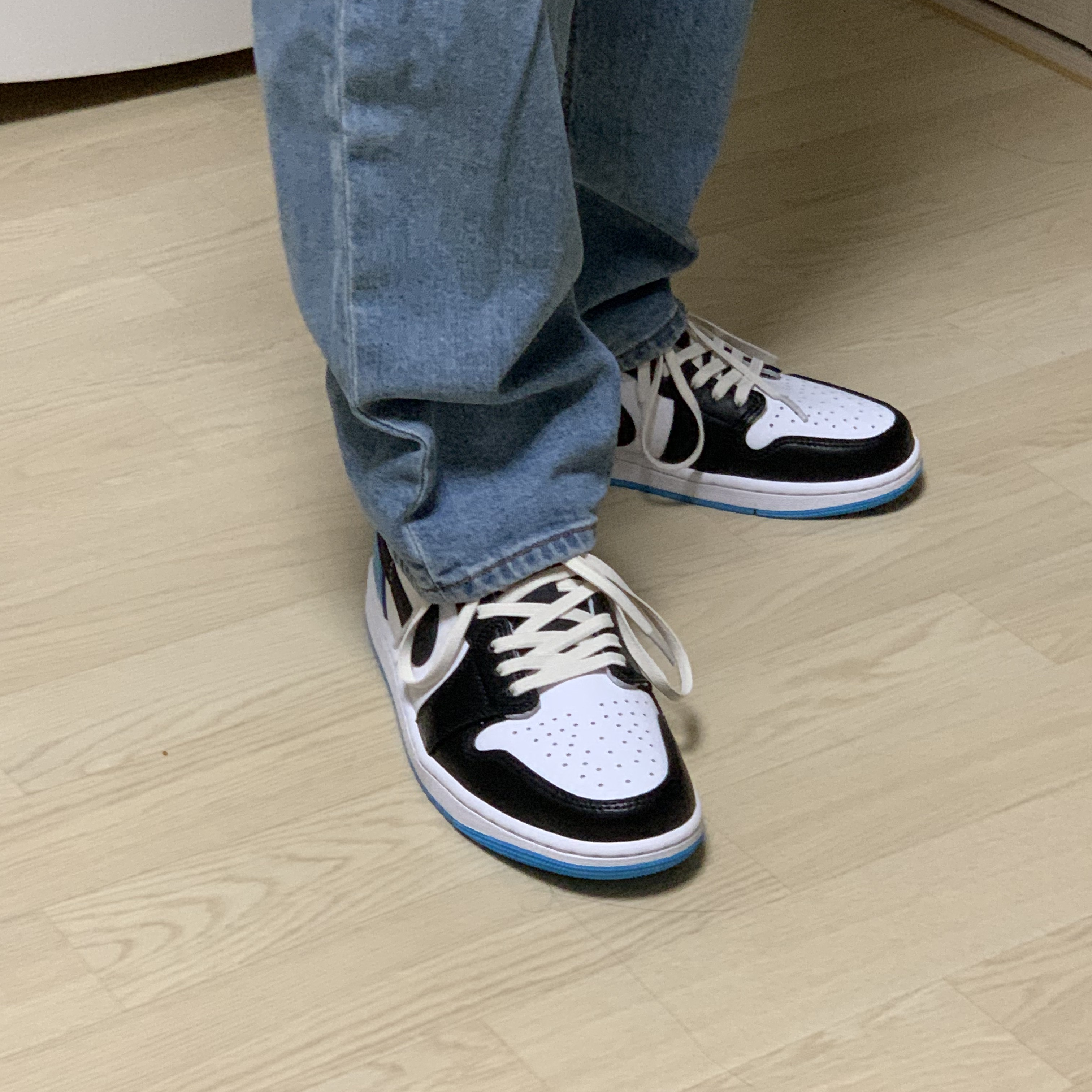 Jordan 1 Retro Low OG Black and Dark Powder Blue 착용 스타일 - 5