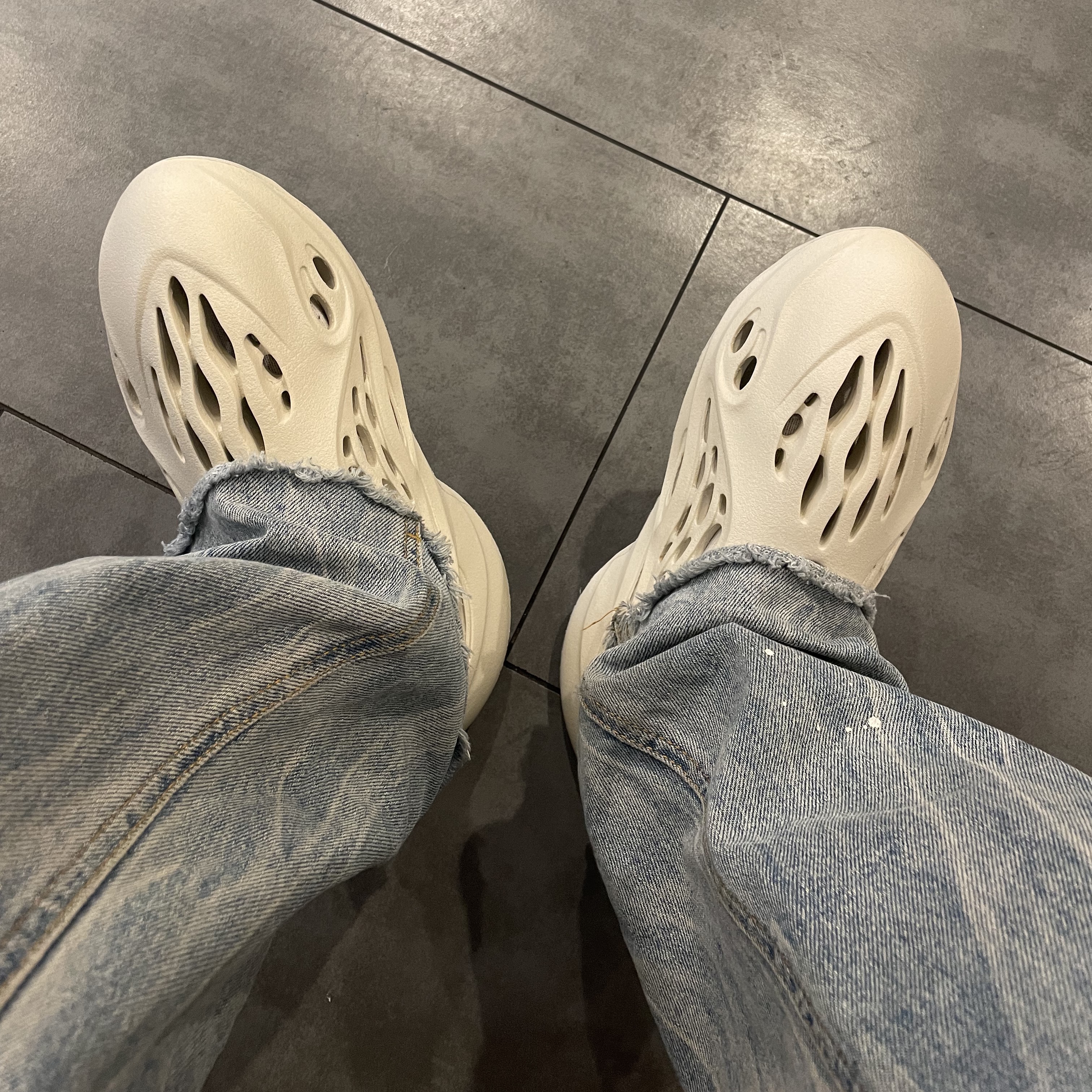 Adidas Yeezy Foam RNNR Sand 착용 스타일