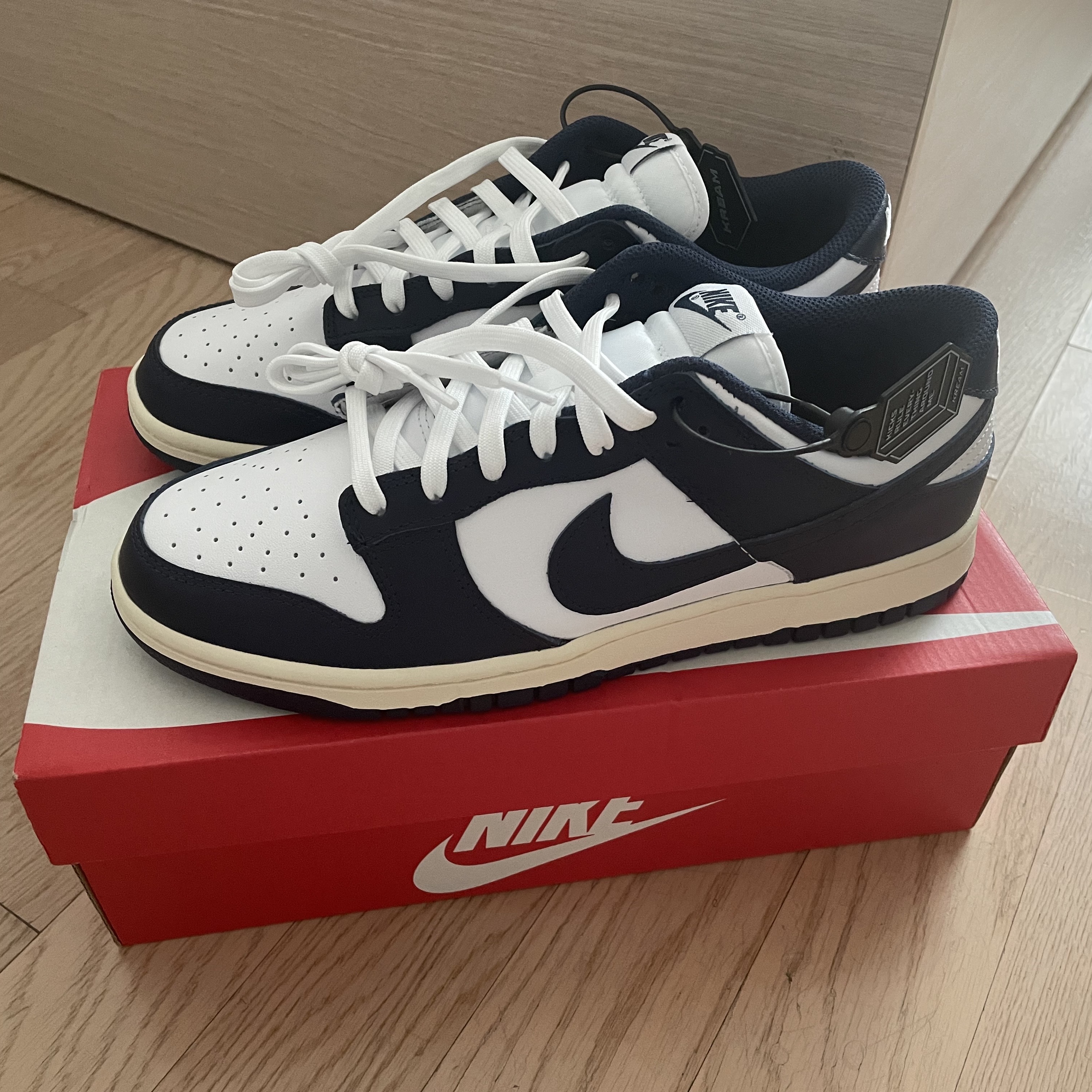 Jordan 1 Mid Light Smoke Grey, (W) Nike Dunk Low Vintage Midnight Navy 착용 스타일 - 4