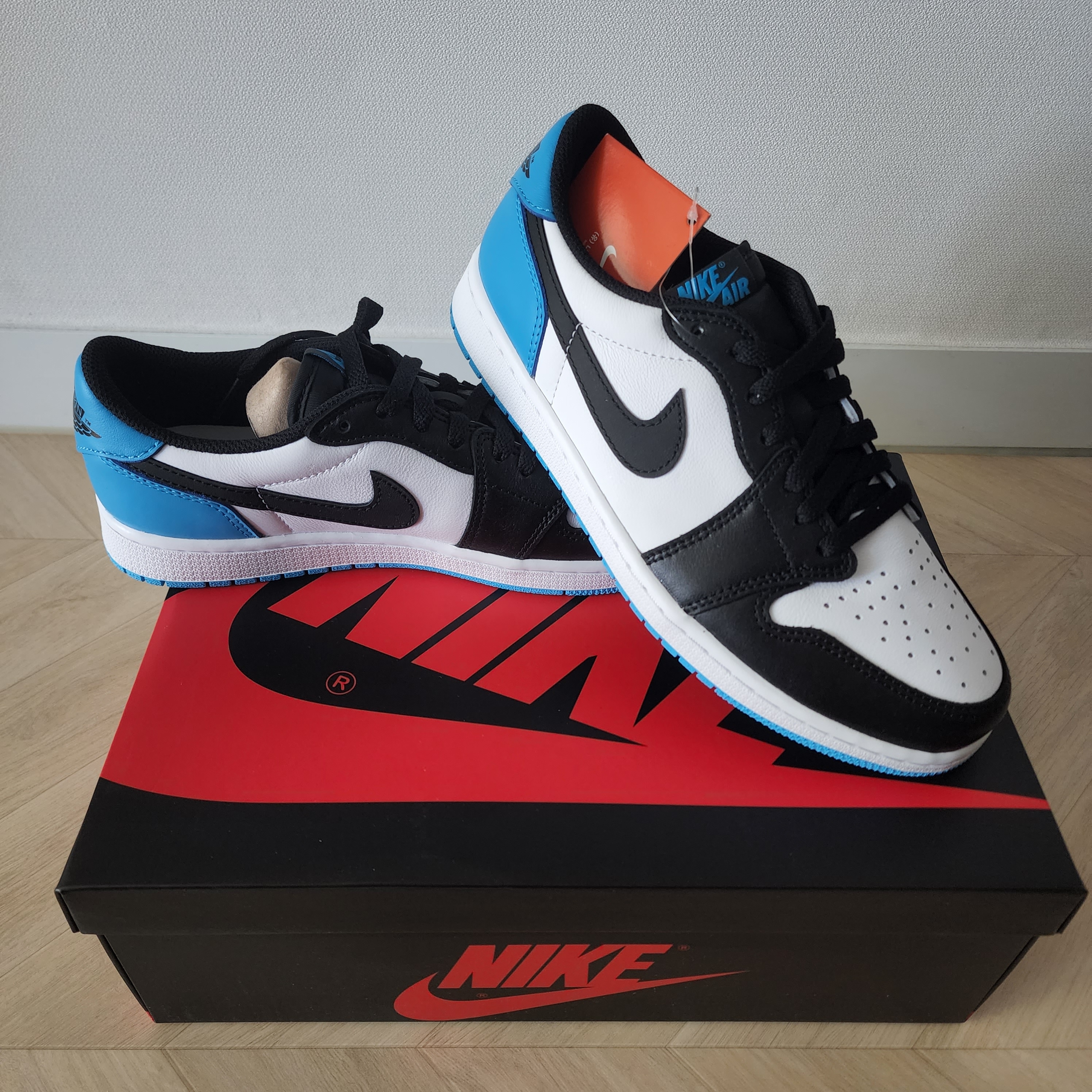 Jordan 1 Retro Low OG Black and Dark Powder Blue 착용 스타일