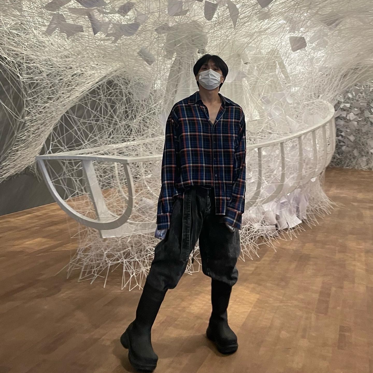 Balenciaga x Crocs Rubber Boot Black 착용 스타일 - 1