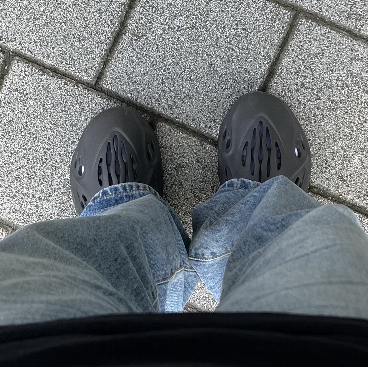 Adidas Yeezy Foam RNNR Onyx 착용 스타일