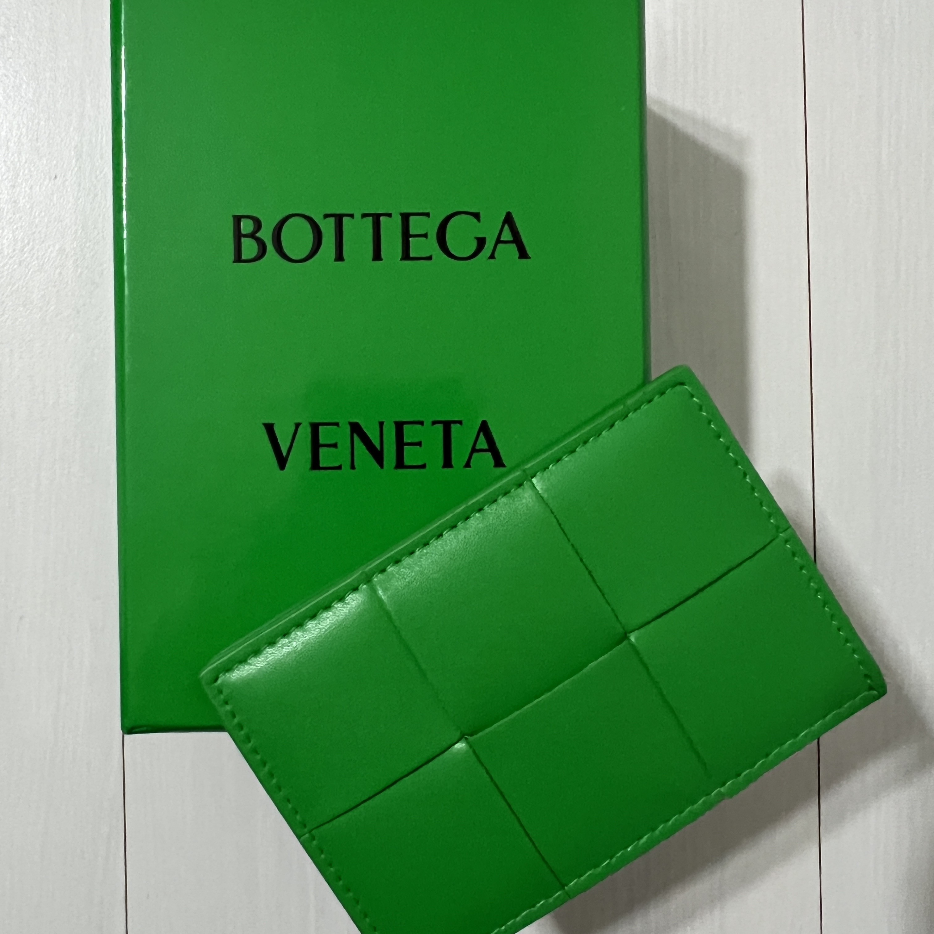 Bottega Veneta Credit Card Case Calfskin Parakeet 착용 스타일 - 1