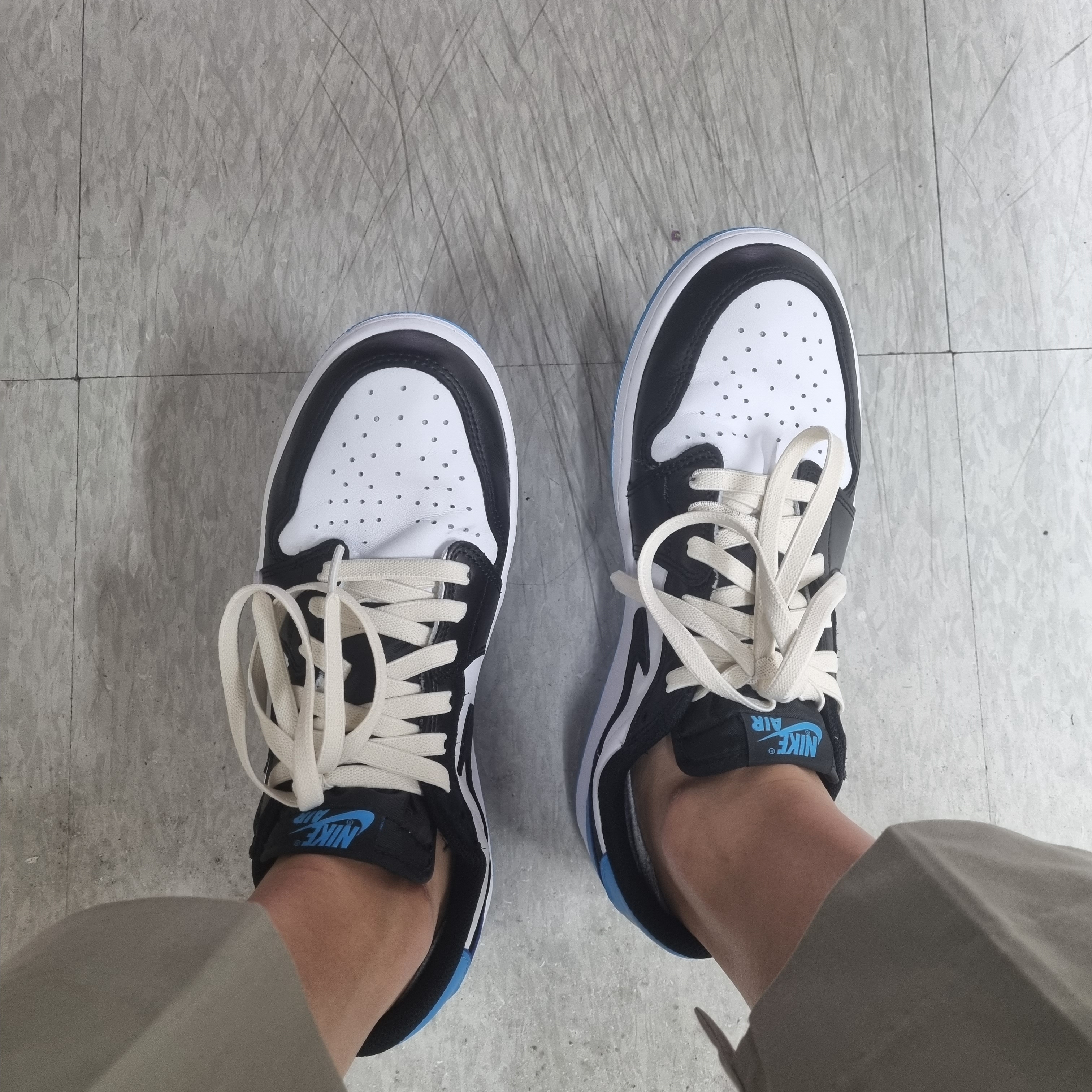 Jordan 1 Retro Low OG Black and Dark Powder Blue 착용 스타일
