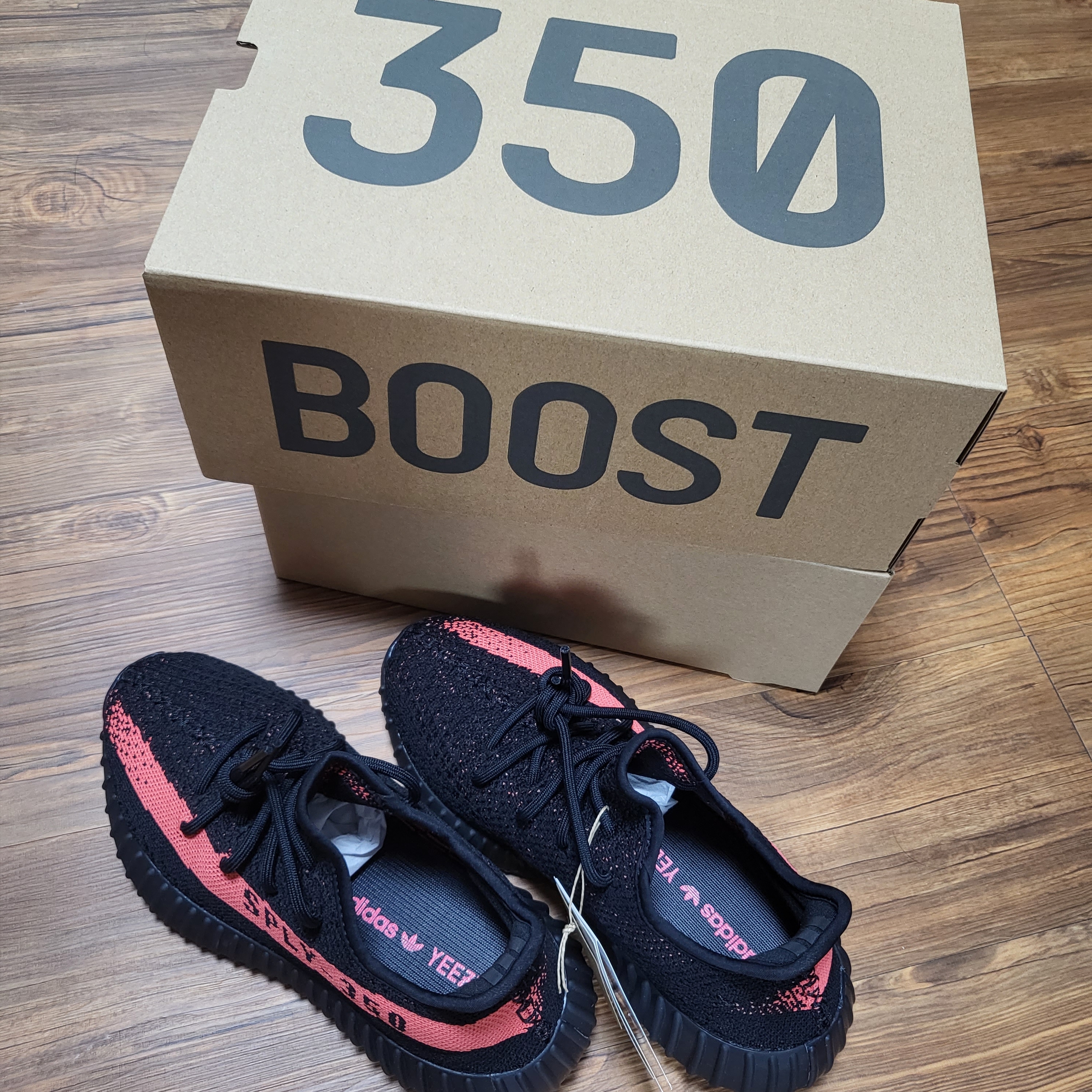 Adidas Yeezy Boost 350 V2 Core Black Red 2022/2023 착용 스타일 - 1