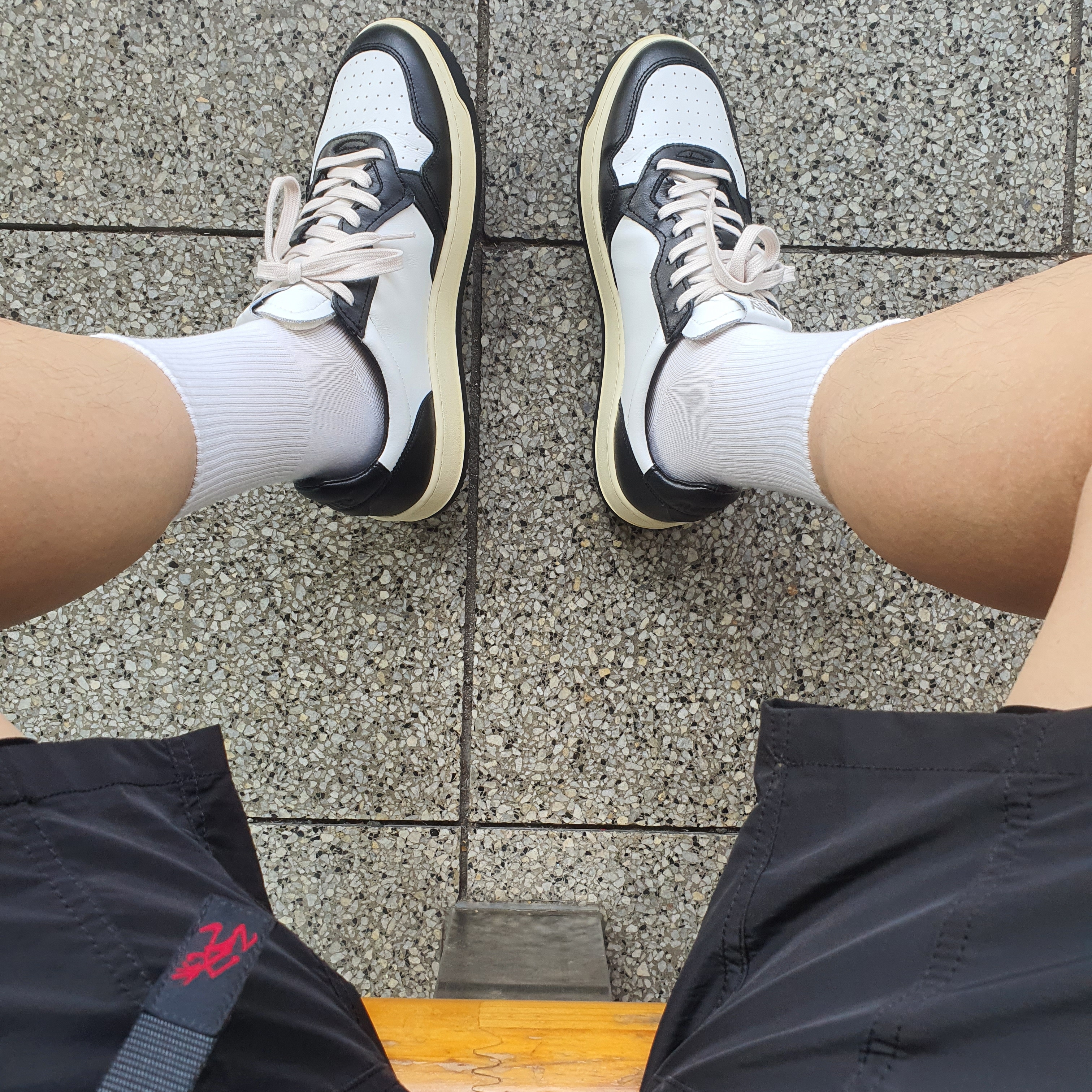 Autry Medalist Low Leather Sneakers Black White 착용 스타일 - 1