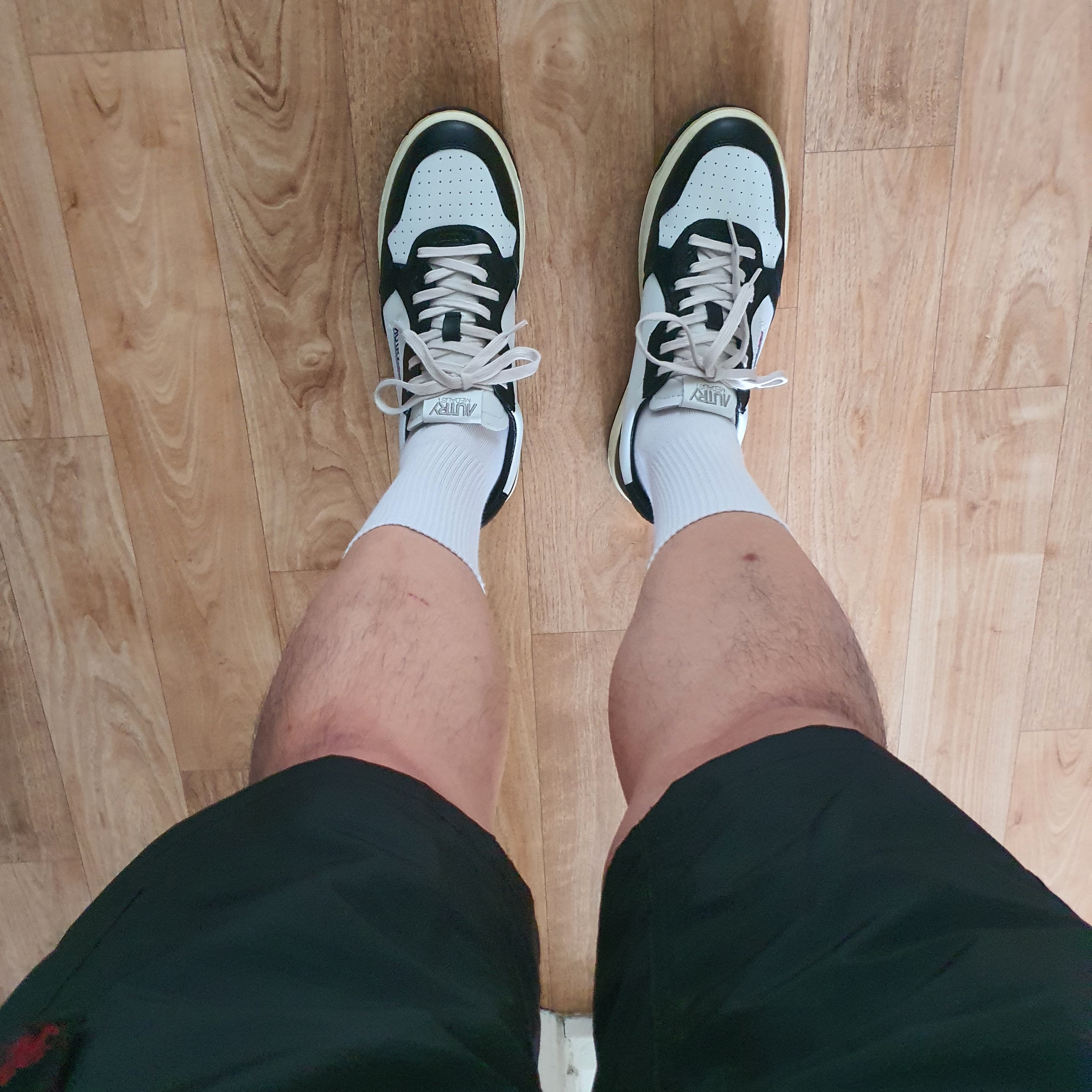 Autry Medalist Low Leather Sneakers Black White 착용 스타일 - 2