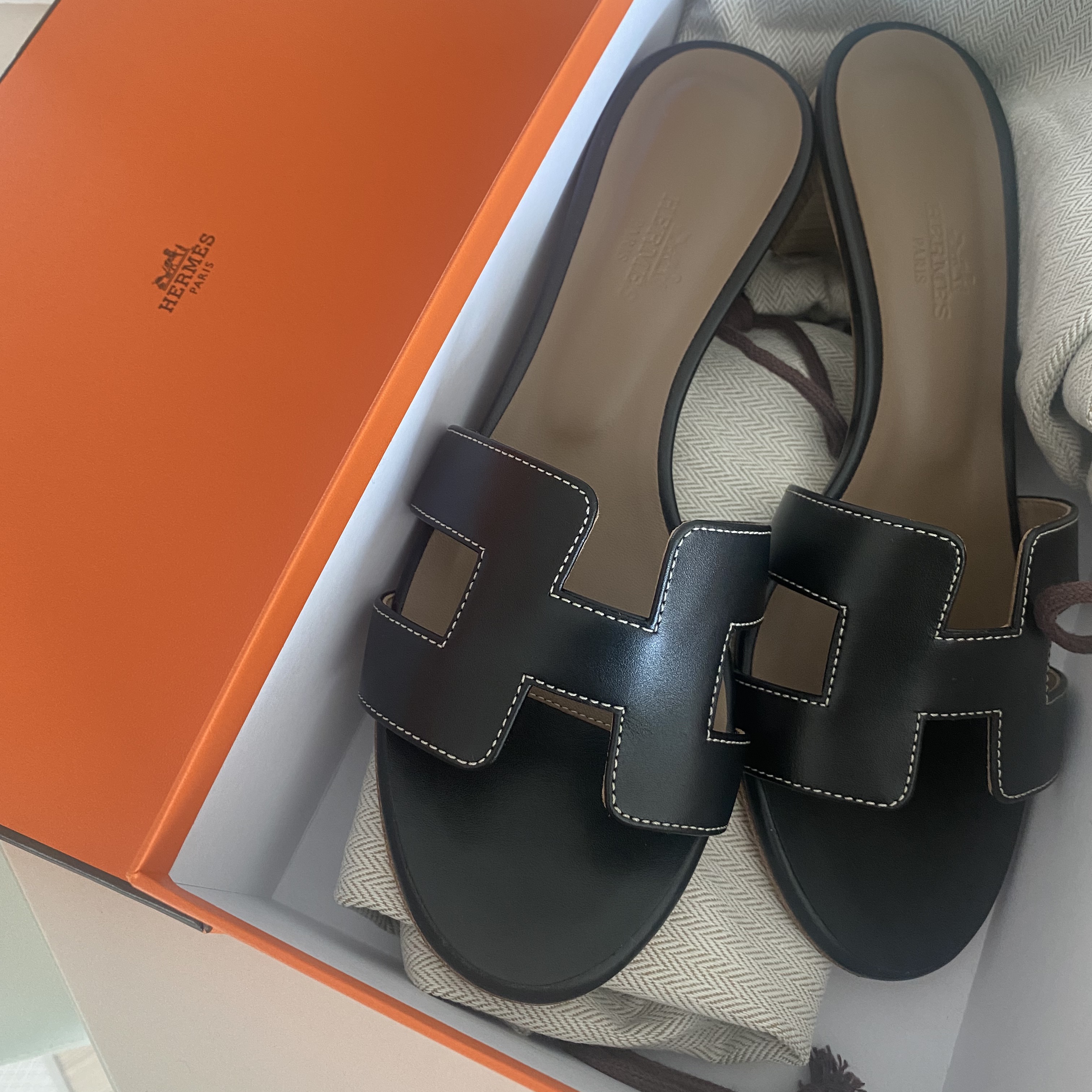 (W) Hermes Oasis Sandal Calfskin & Noir Piqures Ecrues 착용 스타일