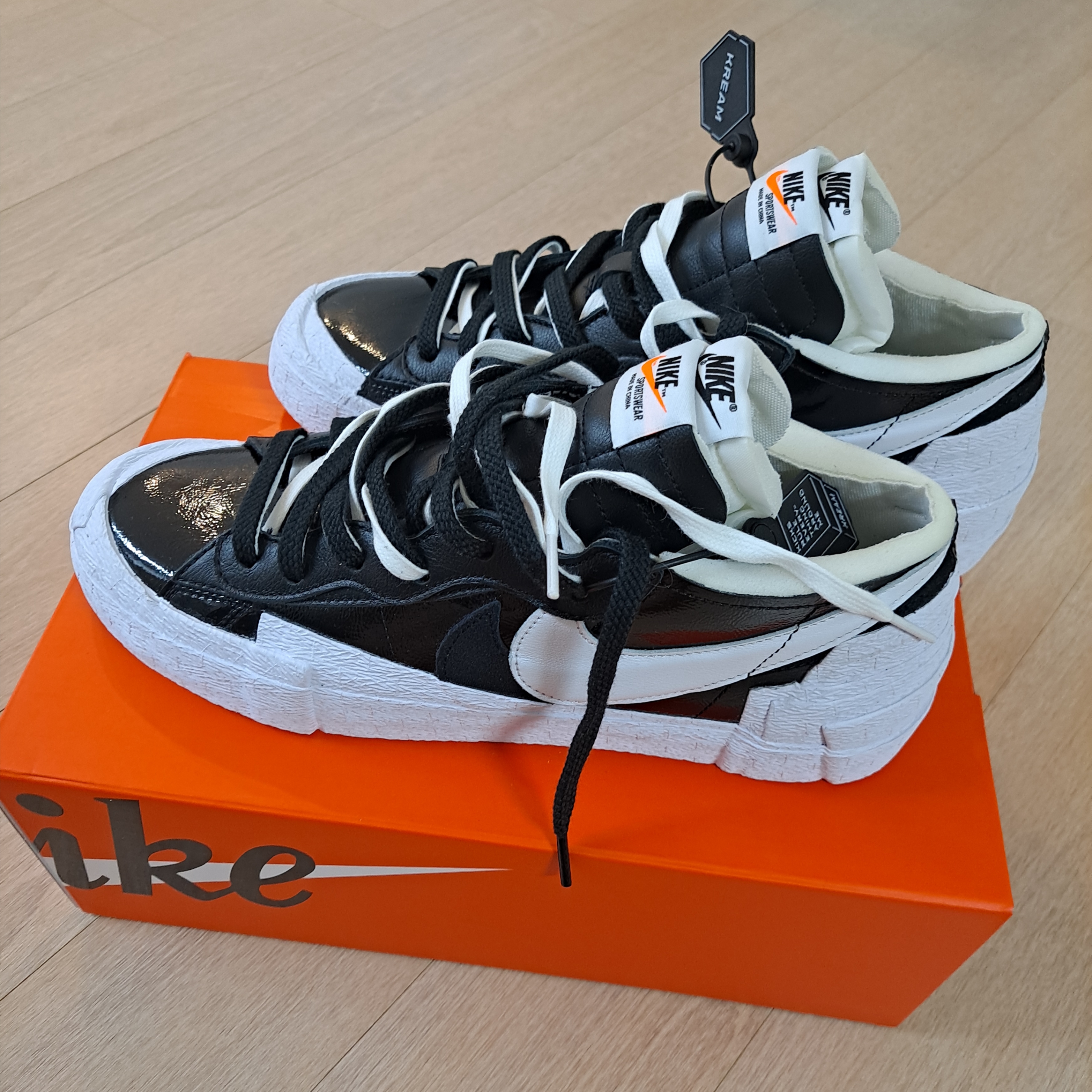 Nike x Sacai Blazer Low Black Patent Leather 착용 스타일