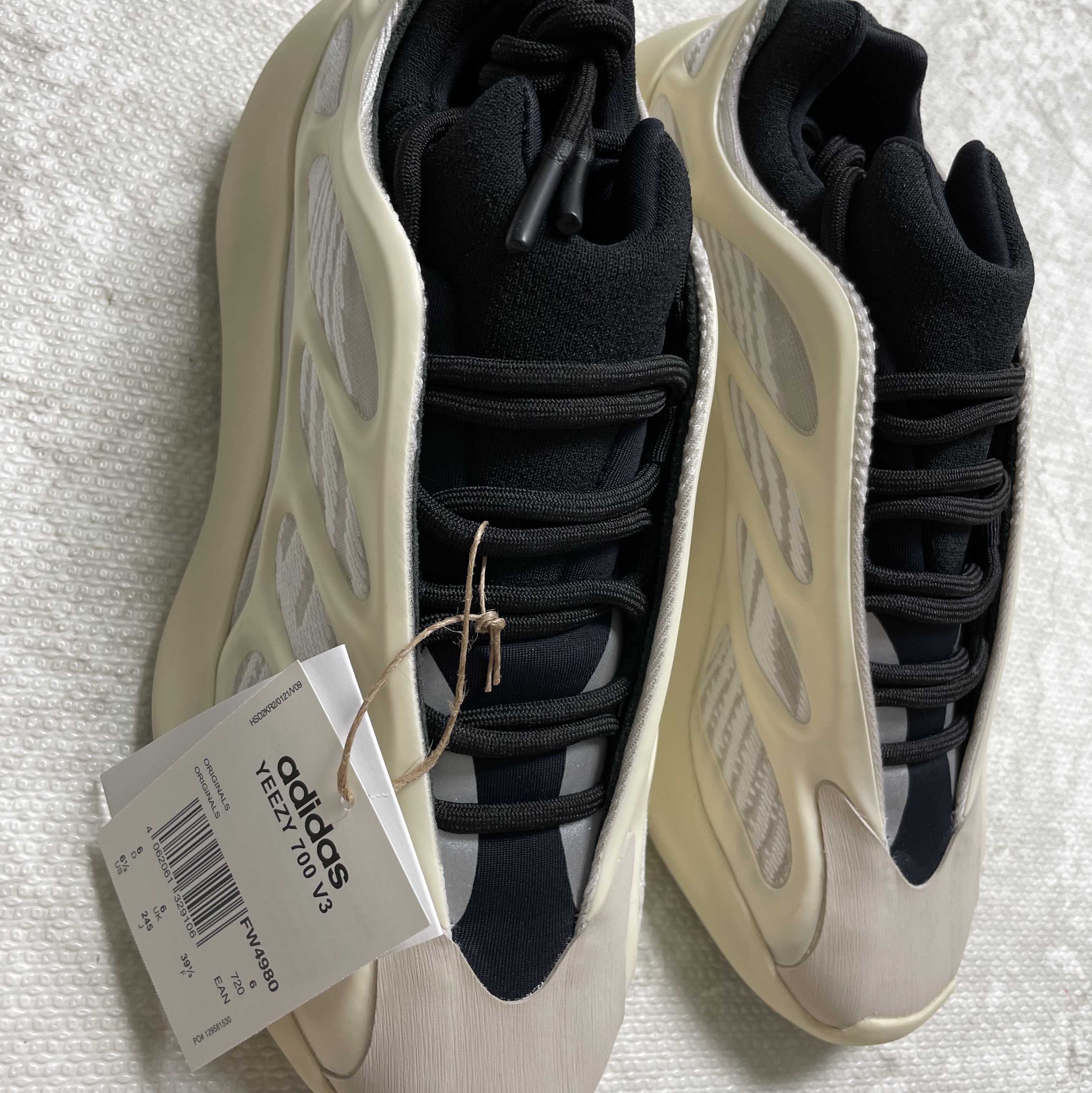 Adidas Yeezy 700 V3 Azael 2022/2023 착용 스타일 - 3