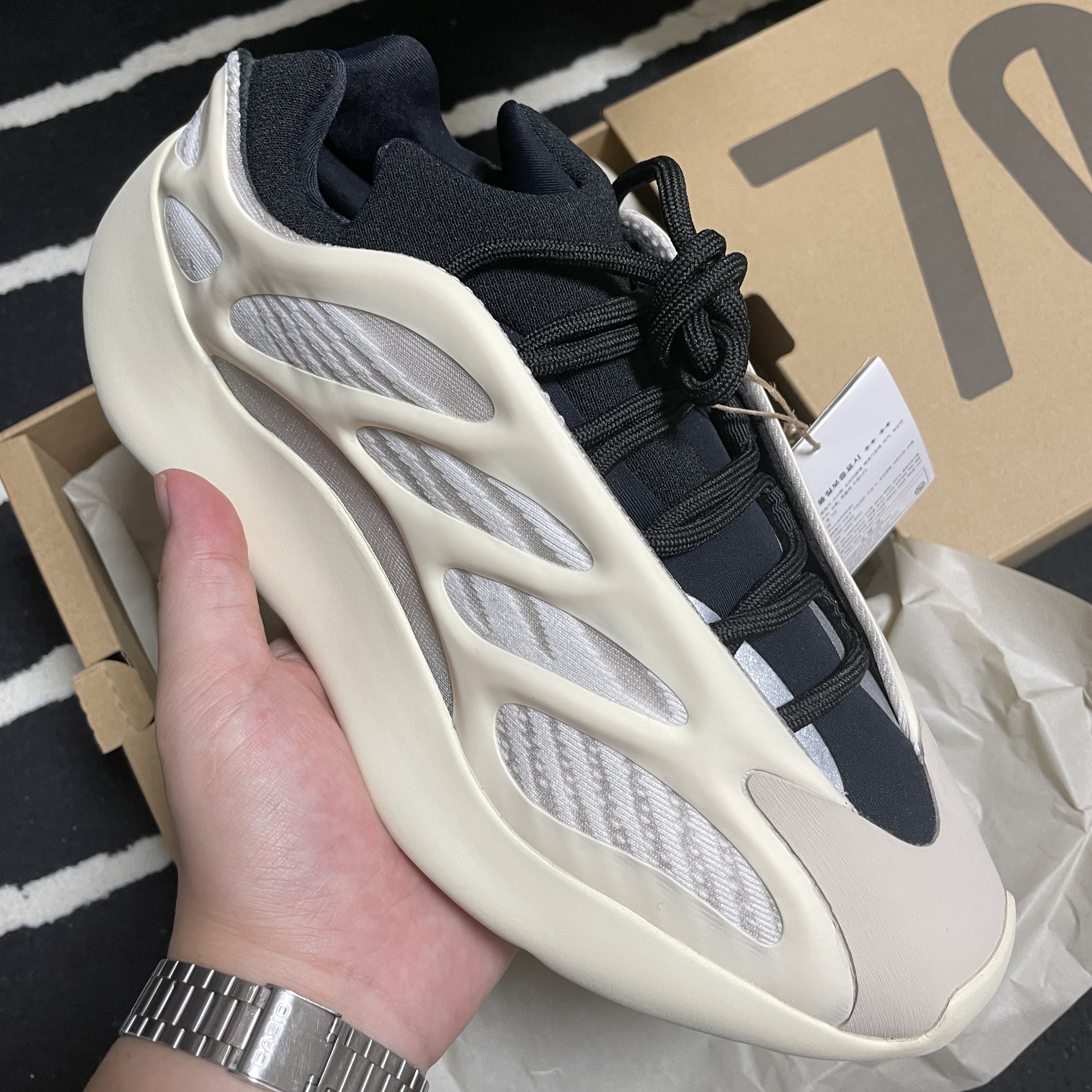 Adidas Yeezy 700 V3 Azael 2022/2023 착용 스타일 - 1