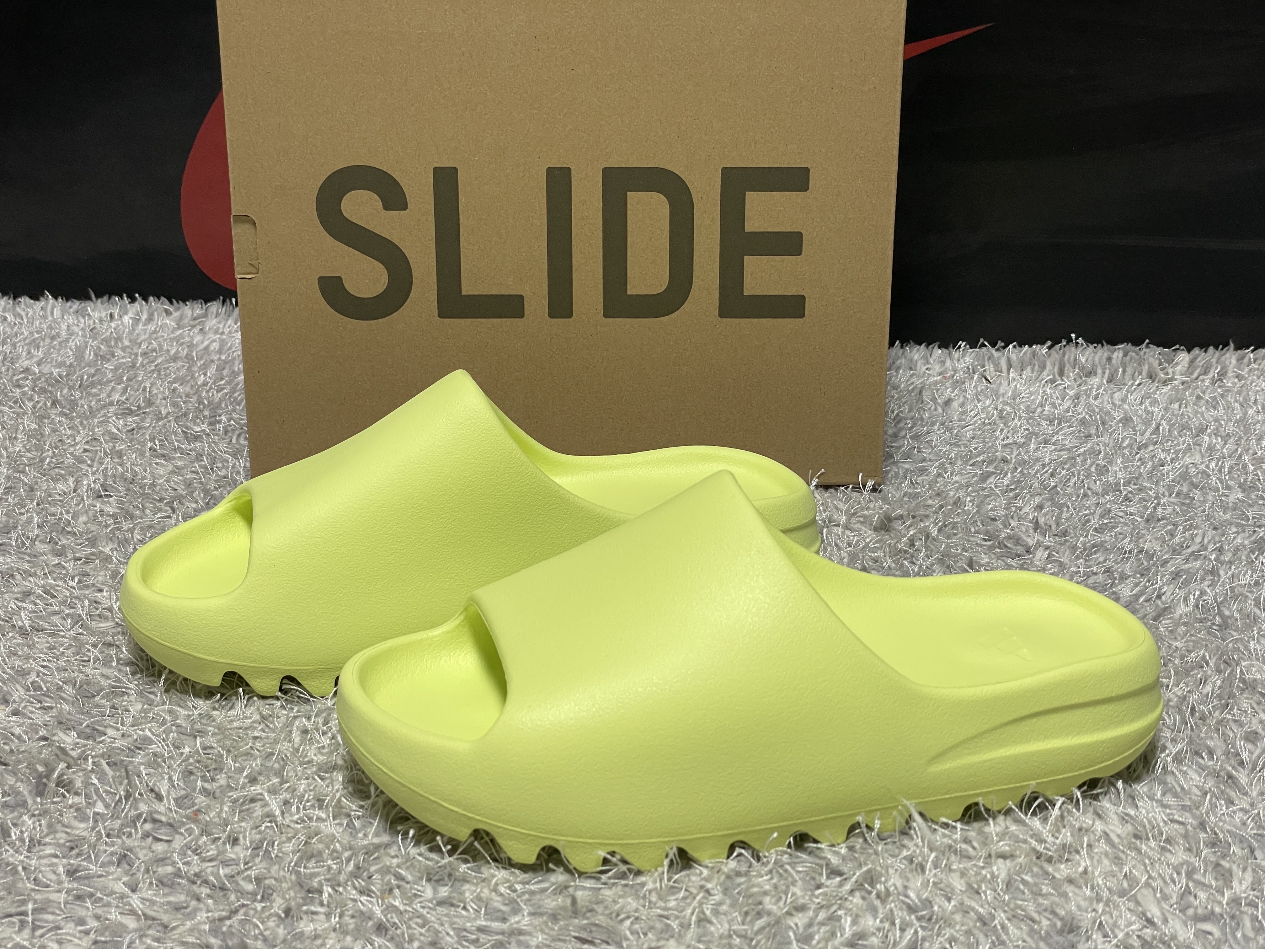 Adidas Yeezy Slide Glow Green 2022/2023 착용 스타일
